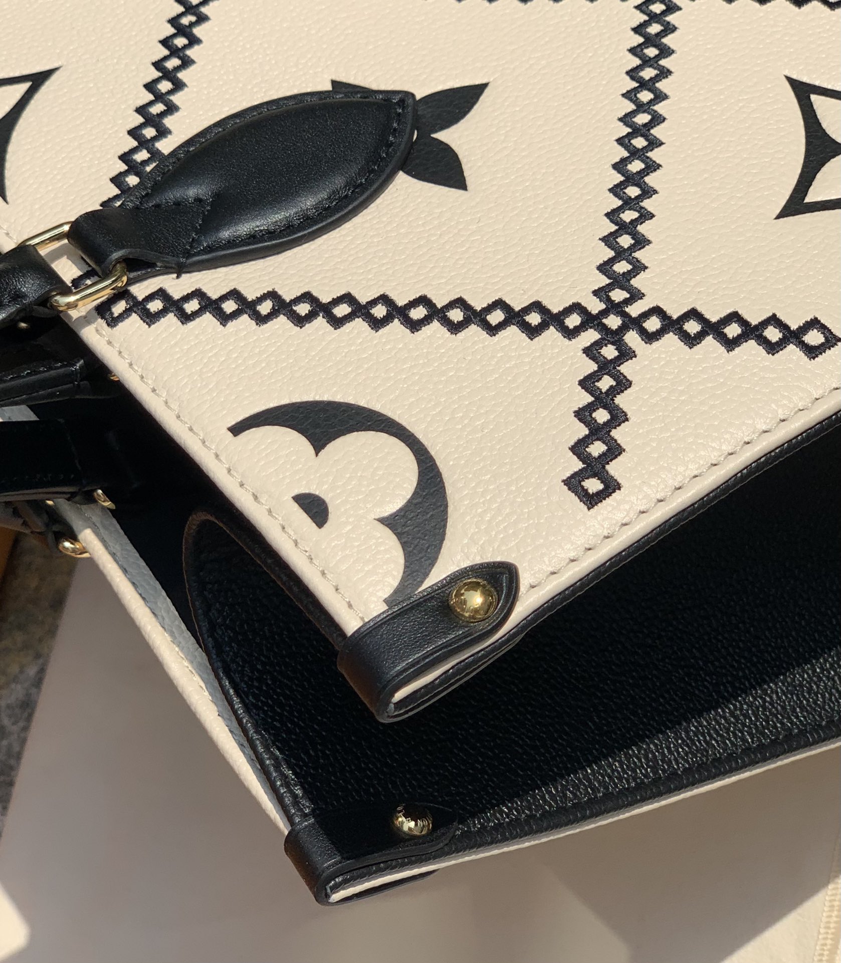 非市场普通货 进口皮料半钢五金 m46016黑白尺寸35 x 27 x 14CM纯正的渠道货！官网售万6