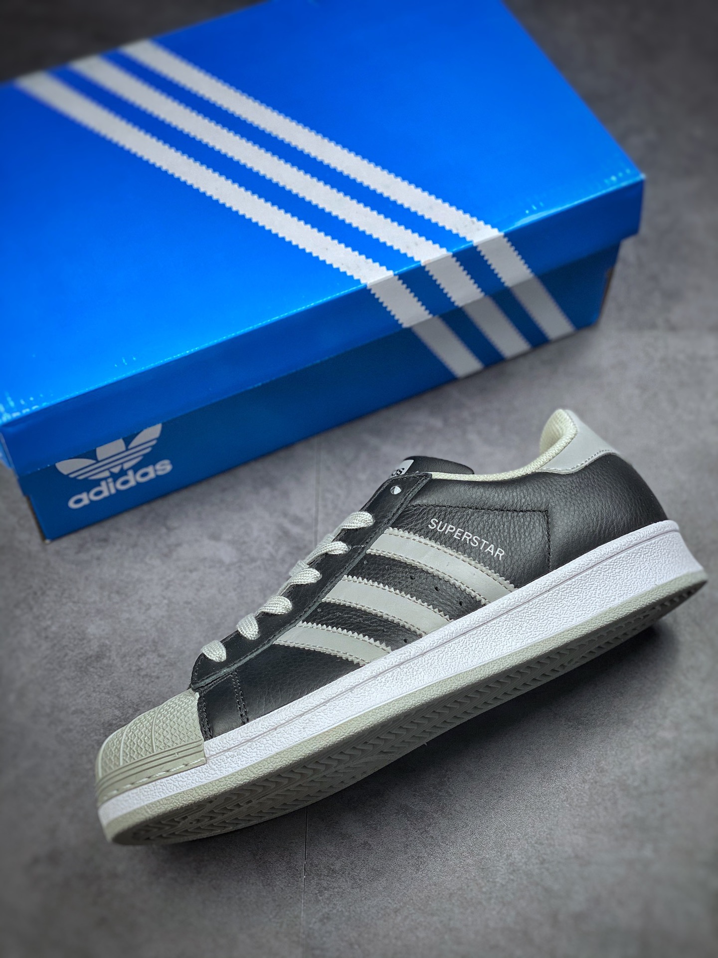 200 Adidas Originals Superstar 经典贝壳头休闲板鞋影子灰 EG4962