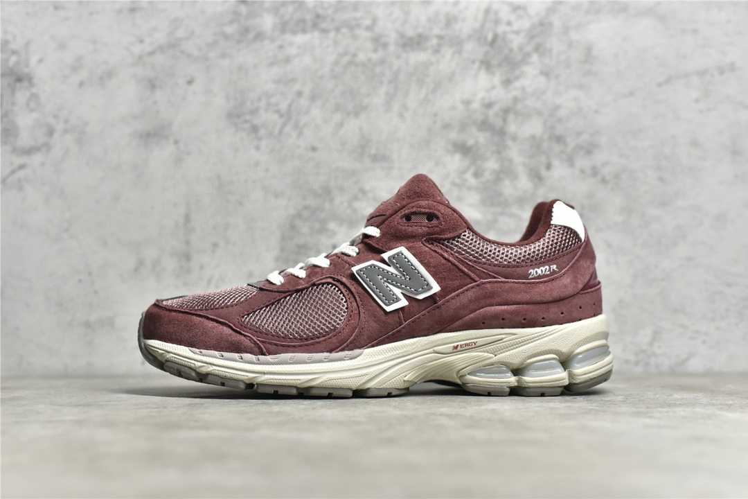 G5 注意区分版本New Balance WL 2002 复古休闲跑步鞋 最新出的 2002R系列，鞋款延续了经典科技，升级版N-ERGY缓震物料机能与材质 上脚太舒适了，鞋面的柔软麂皮搭配尼龙网布，特别透气而且还复古感，不管是搭配牛仔裤还工装裤都是百搭