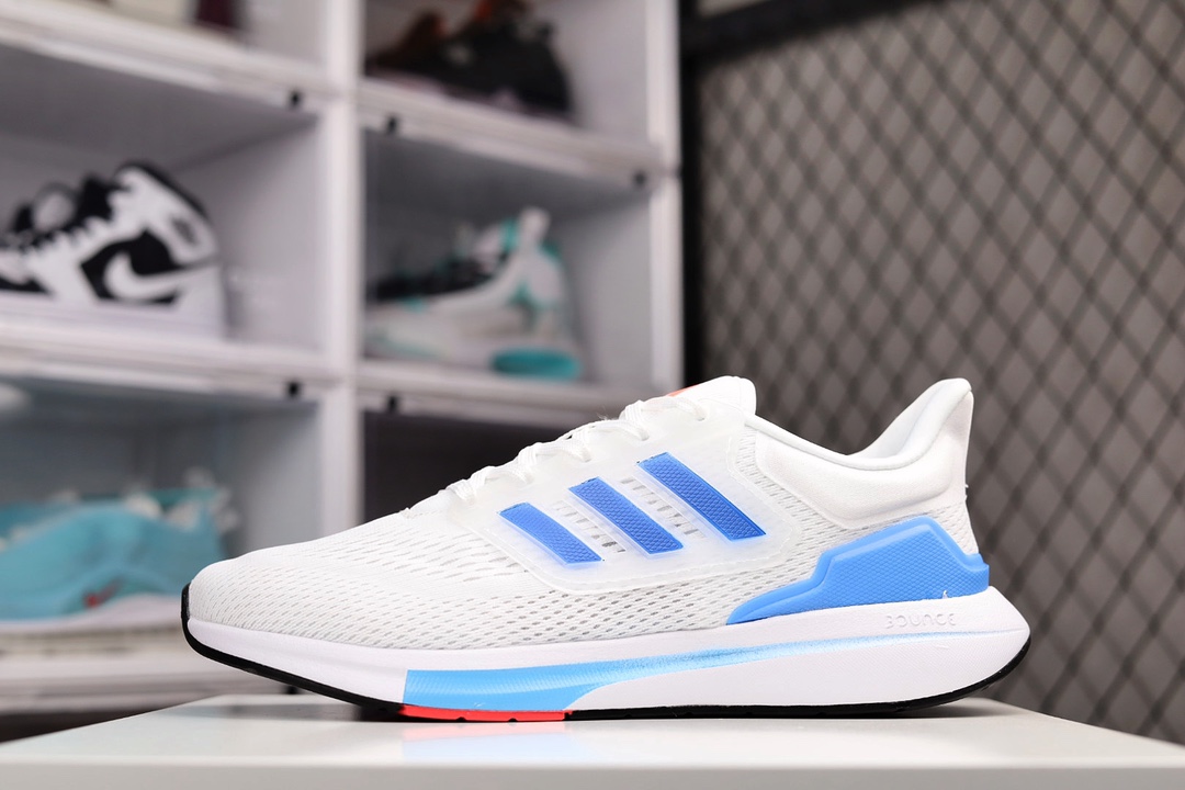 G0 阿迪达斯Adidas EQ21 RUN 官方同步上架 复古跑鞋👏鞋身材质为全网眼面料，保证了足够的透气性。后跟处的 TPU 片可以让双脚更加稳定，且包裹感更强。中底采用全掌 Bounce 材质打造，肉眼可见的厚度可以满足跑步时的脚感，并且相比 Boost 也会更加轻弹。最后，采用经典的橡胶外底收尾，完善整体造型设计×366YF