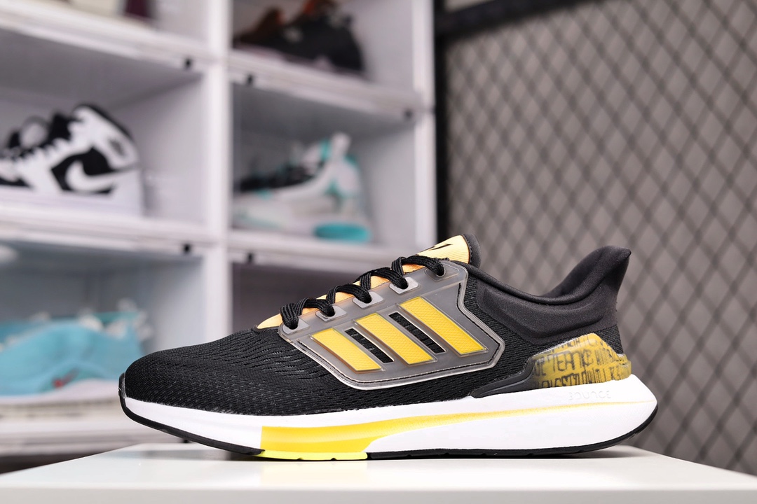 G0 阿迪达斯Adidas EQ21 RUN 官方同步上架 复古跑鞋👏鞋身材质为全网眼面料，保证了足够的透气性。后跟处的 TPU 片可以让双脚更加稳定，且包裹感更强。中底采用全掌 Bounce 材质打造，肉眼可见的厚度可以满足跑步时的脚感，并且相比 Boost 也会更加轻弹。最后，采用经典的橡胶外底收尾，完善整体造型设计×366YF