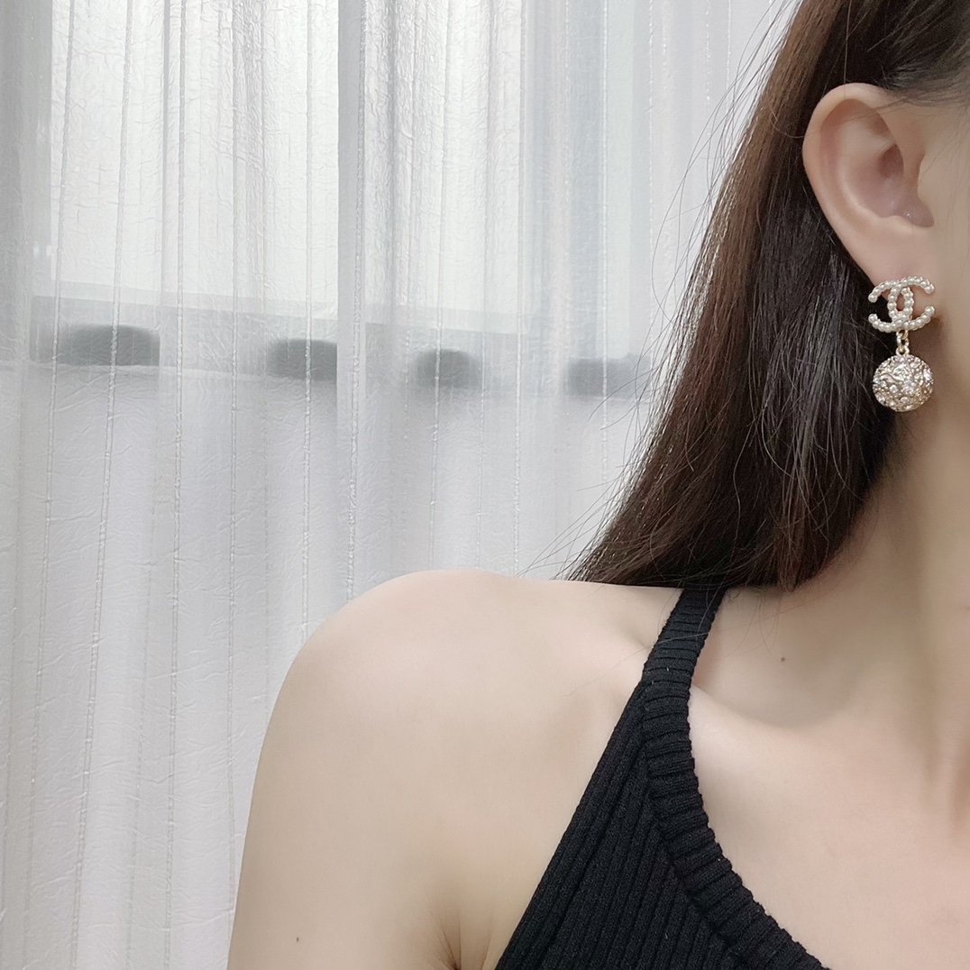新款☑️CHANEL香奈儿双c满钻耳钉耳环