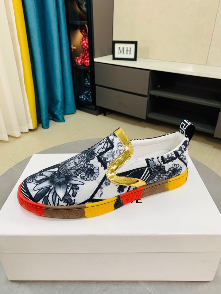 I0  Versace范思哲 巴黎时装走秀款专柜同步上市进口镜面材料搭配头层牛皮制面电绣人头➕内里采用头层真皮皮，绝对的奢华打造，引领时尚新概念。配码：38-44