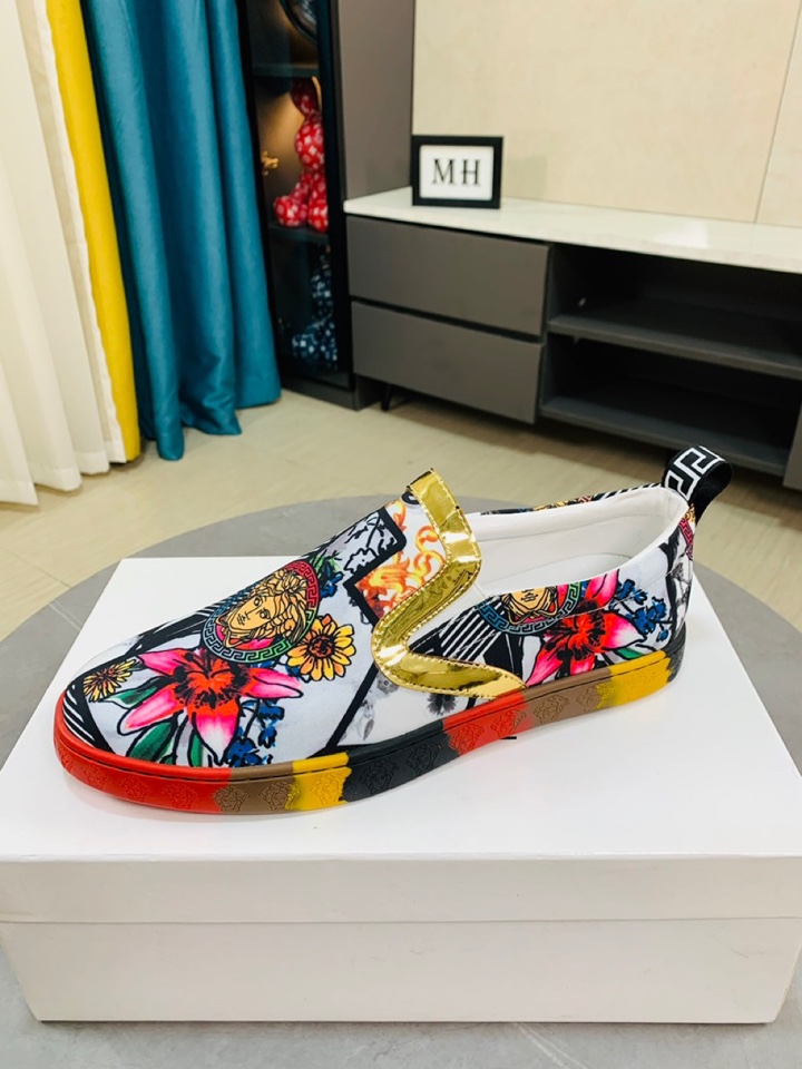 I0  Versace范思哲 巴黎时装走秀款专柜同步上市进口镜面材料搭配头层牛皮制面电绣人头➕内里采用头层真皮皮，绝对的奢华打造，引领时尚新概念。配码：38-44