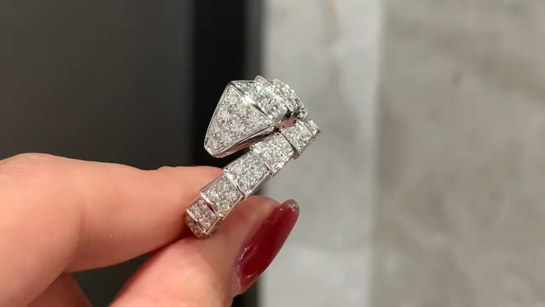 Bvlgari 宝格丽 满钻蛇戒 戴上手真的太 了高级感十足 欢迎订购 定制