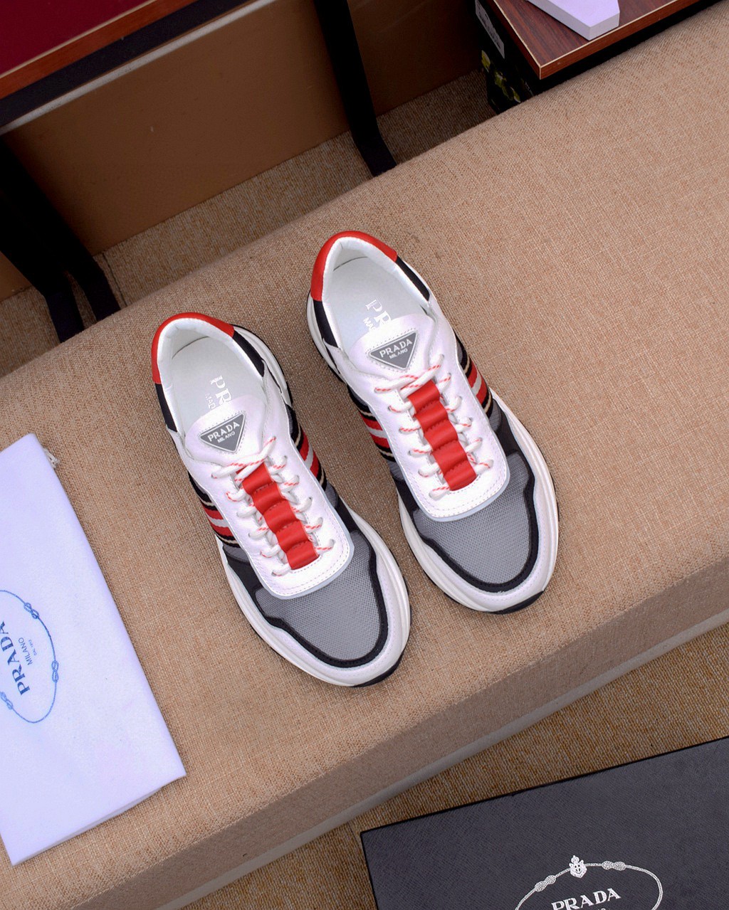 I5 ，  普拉达 Prada 官网最🎁休闲时尚男鞋👟爆款💥版型简洁大气，潮男专属.独有的官网最新品牌元素👑原版装，时尚又大方，面料原版进口牛皮搭配官网标志飞织面料，舒适羊皮内里， 原版超软舒适大底，专柜经典款实物拍摄，