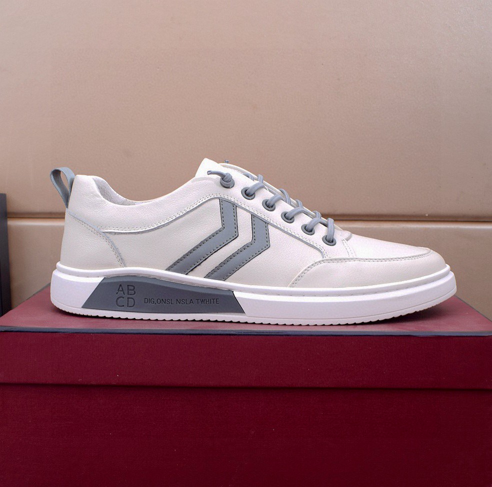 I5 ， 100%头层牛皮软牛皮舒适款，   普拉达 Prada 官网原版1:1火爆上市。舒适原版进口橡胶大底，柔软耐磨，运动鞋型，精选 100%头层牛皮小牛皮，真皮内里，真皮垫脚。