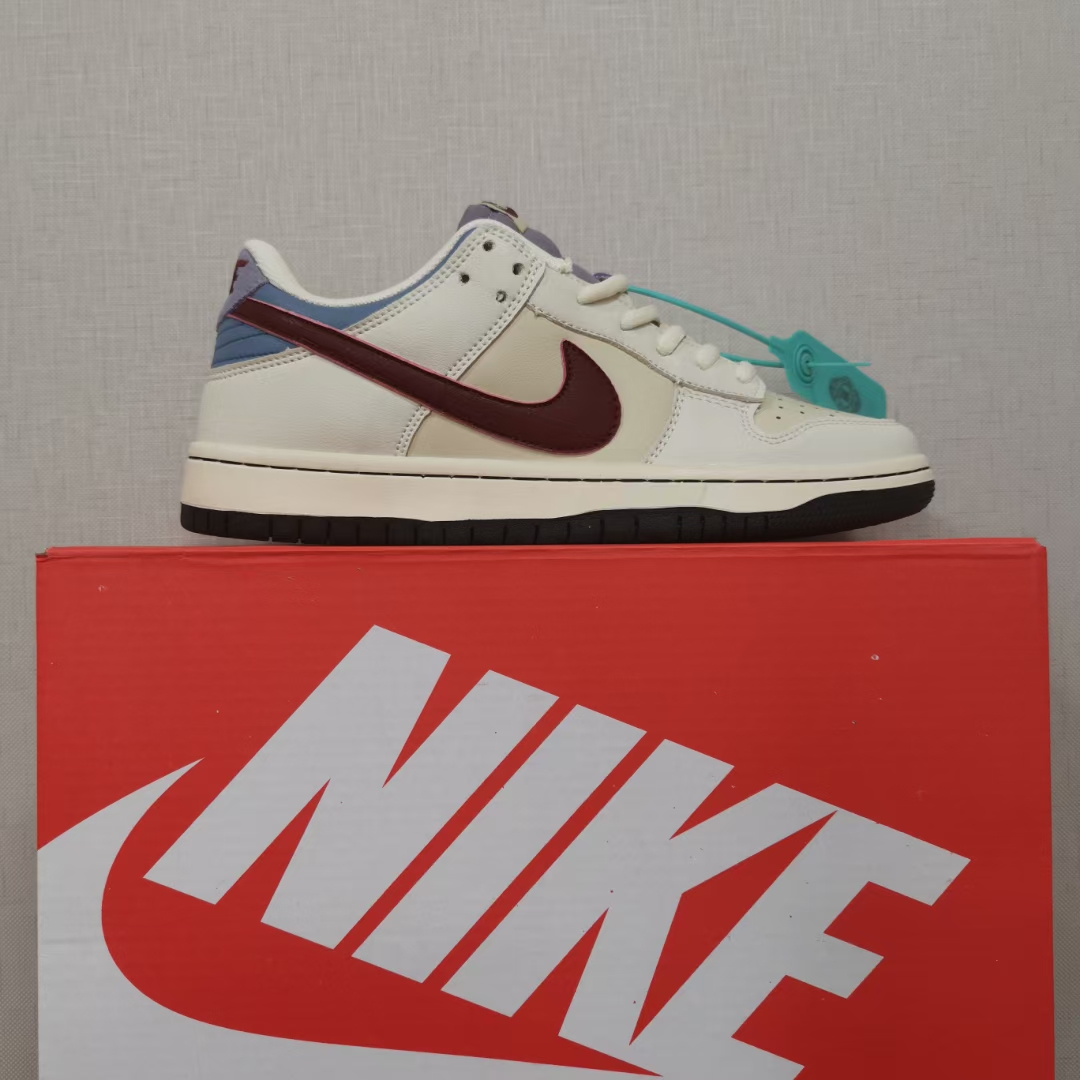 特价🔥🔥🔥高版本128💰
Nike SB Dunk Low Pro ＂低帮藏马”，橡胶鞋底，真上线，手提袋证书发票都有，配件齐全，36-44鞋码，男女同款的，质量不错，速购吧！