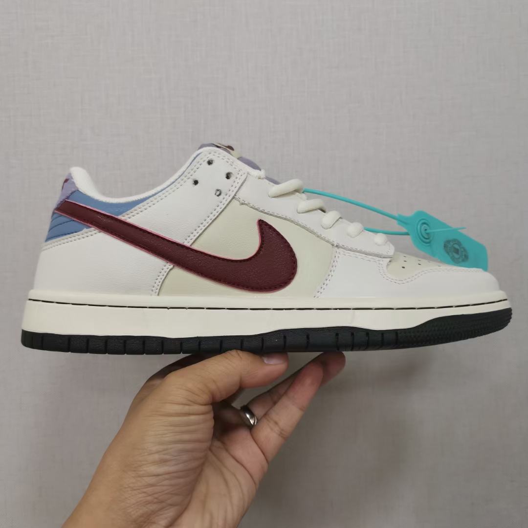 特价🔥🔥🔥高版本128💰
Nike SB Dunk Low Pro ＂低帮藏马”，橡胶鞋底，真上线，手提袋证书发票都有，配件齐全，36-44鞋码，男女同款的，质量不错，速购吧！
