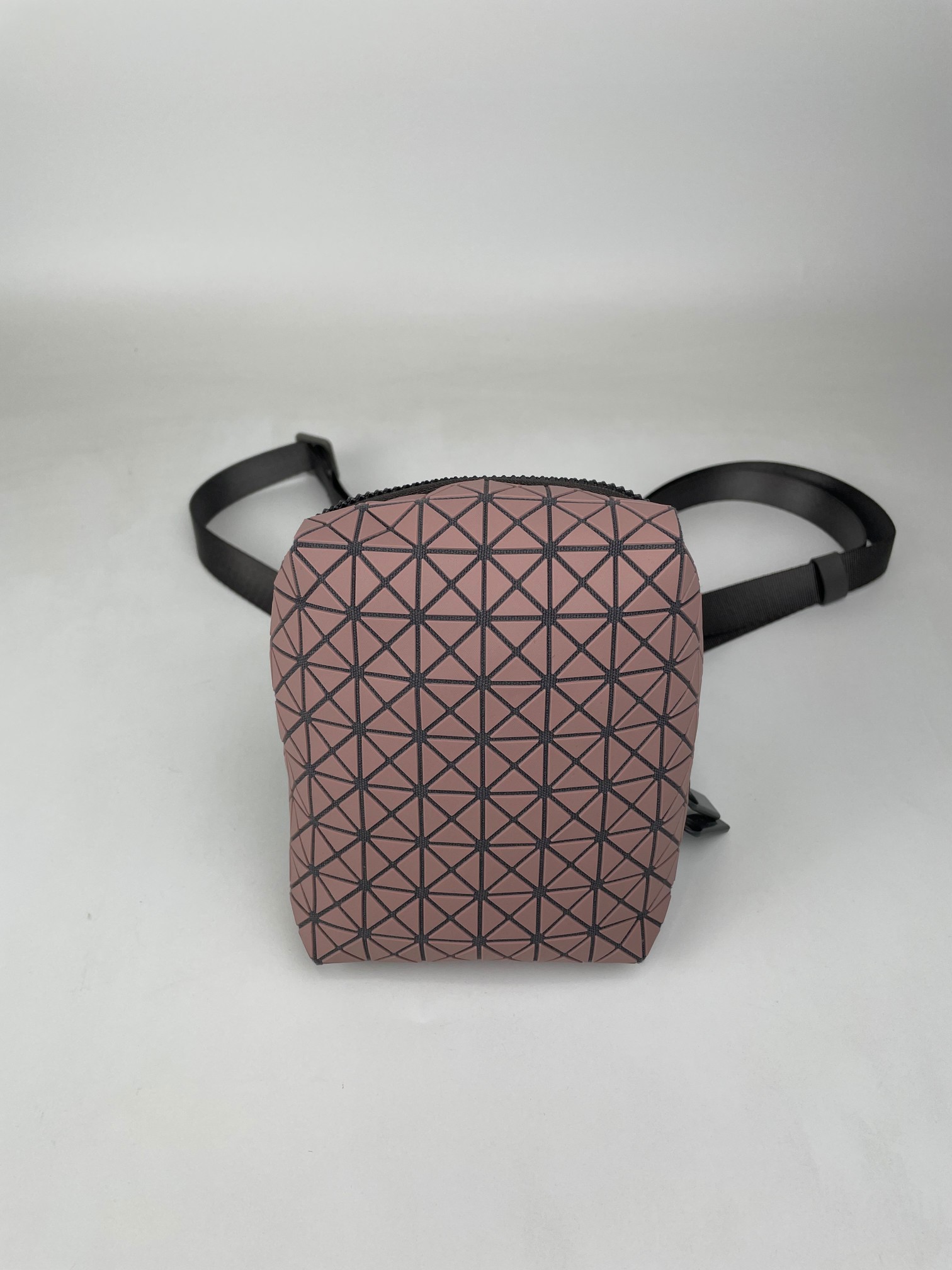 240 Issey Miyake Beetle Series Componentes triangulares unificados, acessórios de tecido metálico. Enfatize o design da sombra tridimensional_voghion.com