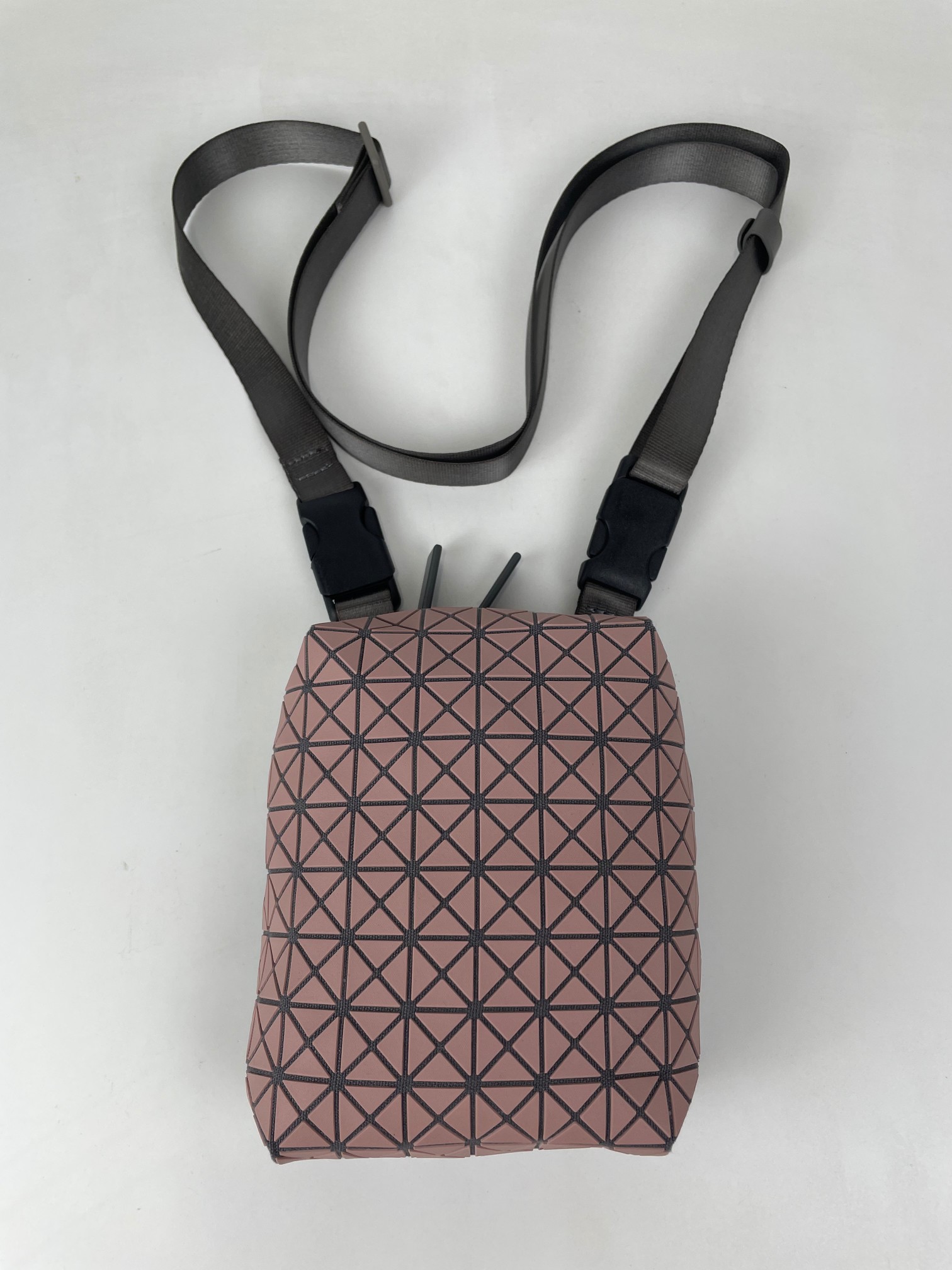 240 Issey Miyake Beetle Series Componentes triangulares unificados, acessórios de tecido metálico. Enfatize o design da sombra tridimensional_voghion.com