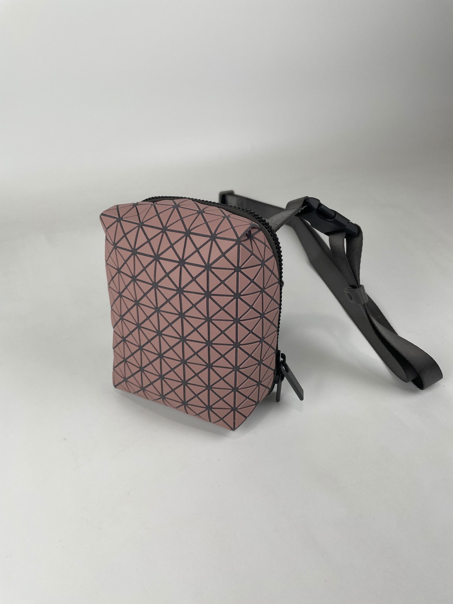 240 Issey Miyake Beetle Series Componentes triangulares unificados, acessórios de tecido metálico. Enfatize o design da sombra tridimensional_voghion.com