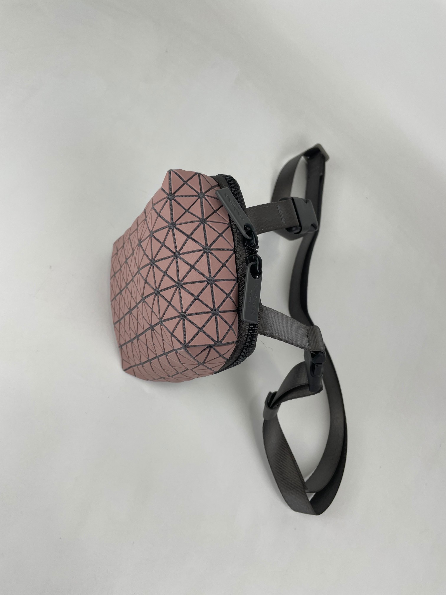 240 Issey Miyake Beetle Series Componentes triangulares unificados, acessórios de tecido metálico. Enfatize o design da sombra tridimensional_voghion.com
