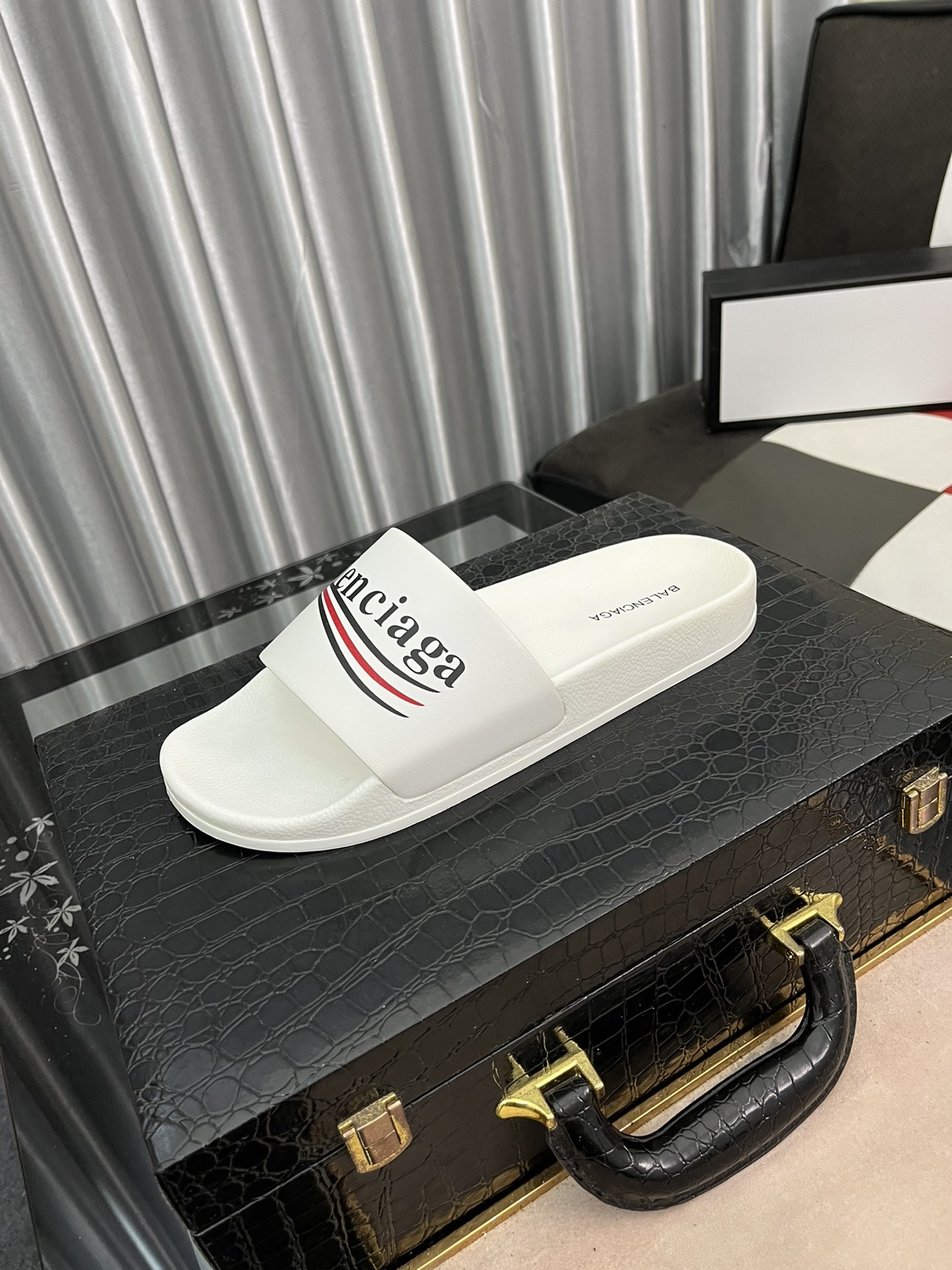 H0  巴黎世家 拖鞋Balenciaga  2022SS升级版❤️INS爆款现货发售🎉🎉原版购入开模，原版一致大底私模开版，一字带特别包脚舒适，松口和勒脚都不会有脚感舒适升级版PU发泡脚床 牛皮纹理记忆回弹所有的材质与工艺原版 100%一致