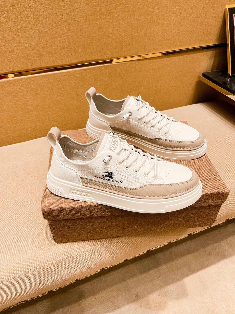 I5    Burberry 巴宝莉 男鞋高端品牌 官网1：1最新力作：鞋面采用意大利进口头层牛皮搭配舒适透气内里➕原版防滑耐磨大底制作 ，让行走更加便捷舒适，惊世之作，与官方的质量相比美的1：1复刻[色]打造时尚个性衬托你的与众不同潮男必备!经典