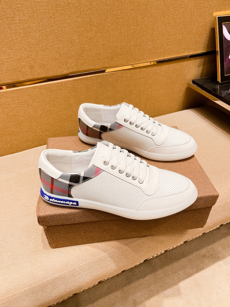 I5    Burberry 巴宝莉 男鞋高端品牌 官网1：1最新力作：鞋面采用意大利进口头层牛皮搭配舒适透气内里➕原版防滑耐磨大底制作 ，让行走更加便捷舒适，惊世之作，与官方的质量相比美的1：1复刻[色]打造时尚个性衬托你的与众不同潮男必备!经典