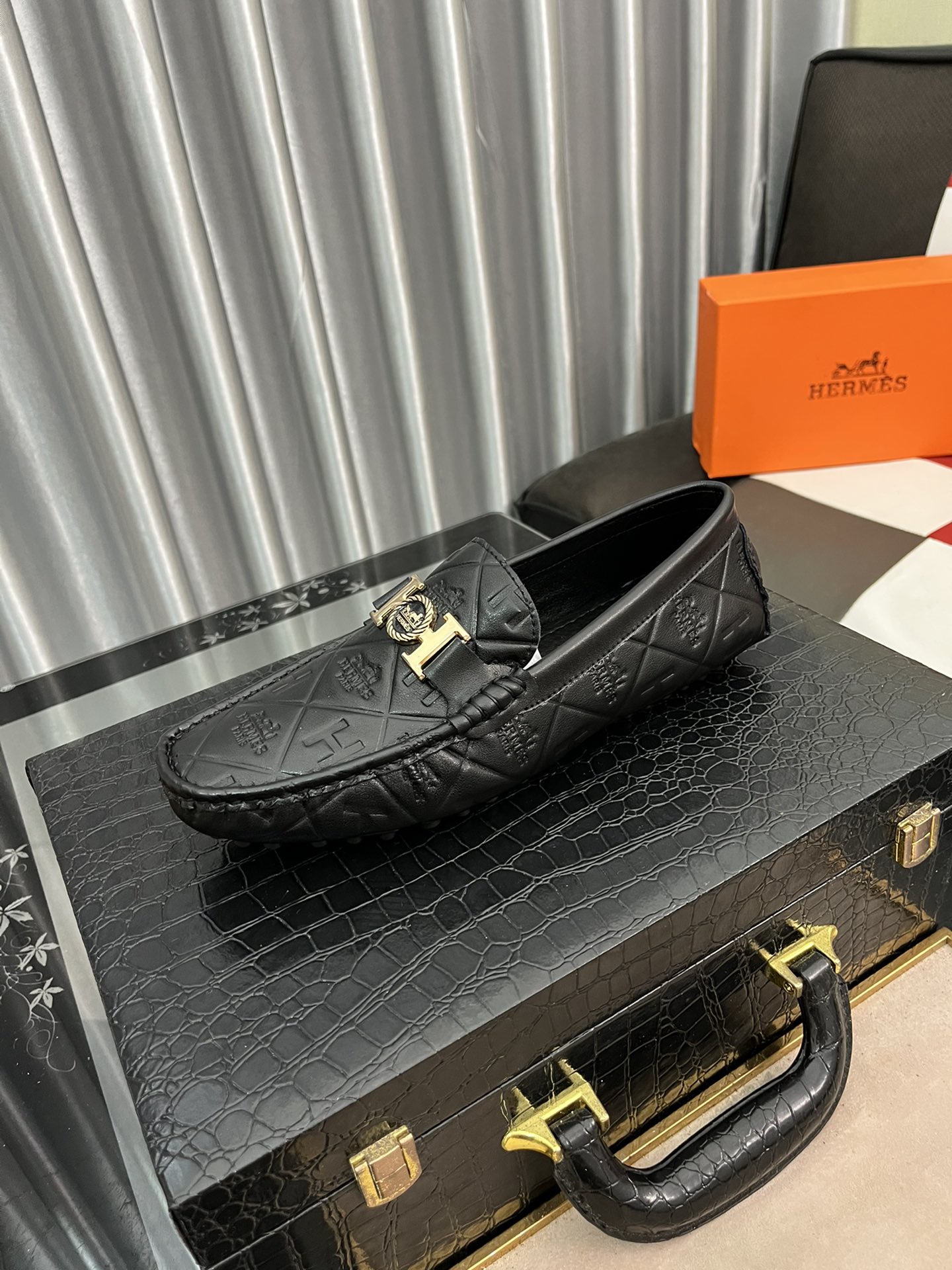 I0 ⌚️我 爱马仕 Hermes .休闲驾车豆豆鞋 鞋面選用进口原版牛皮面➕真皮内里精细做工。原版个性时尚柔软橡膠耐磨防滑大底，上脚轻巧舒适，实物拍摄🎬實物更好看 38/44