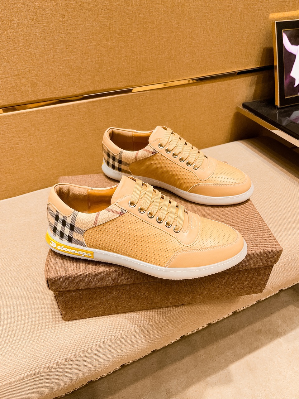 I5    Burberry 巴宝莉 男鞋高端品牌 官网1：1最新力作：鞋面采用意大利进口头层牛皮搭配舒适透气内里➕原版防滑耐磨大底制作 ，让行走更加便捷舒适，惊世之作，与官方的质量相比美的1：1复刻[色]打造时尚个性衬托你的与众不同潮男必备!经典