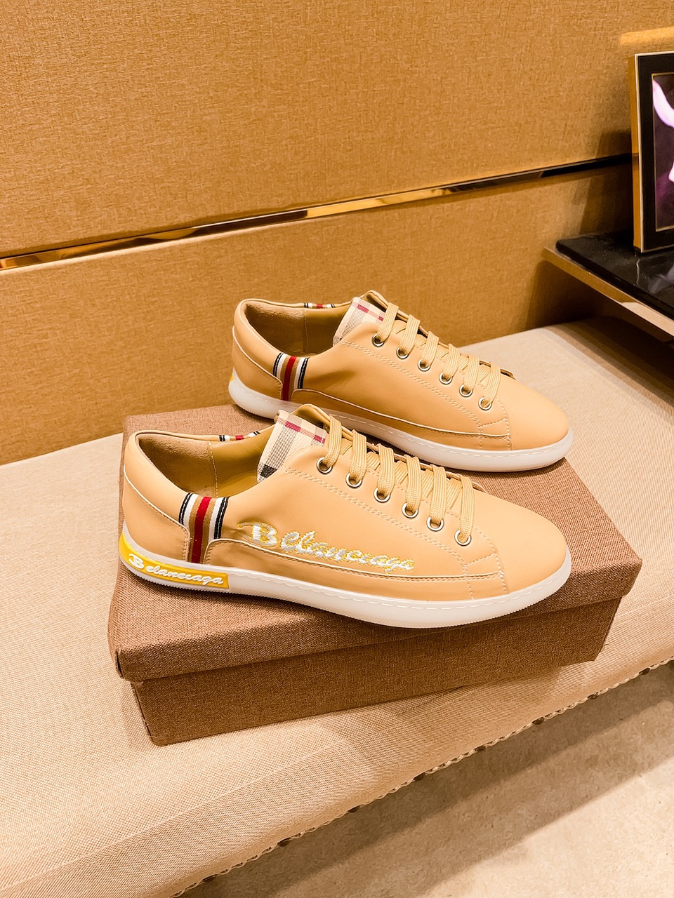 I5    Burberry 巴宝莉 男鞋高端品牌 官网1：1最新力作：鞋面采用意大利进口头层牛皮搭配舒适透气内里➕原版防滑耐磨大底制作 ，让行走更加便捷舒适，惊世之作，与官方的质量相比美的1：1复刻[色]打造时尚个性衬托你的与众不同潮男必备!经典