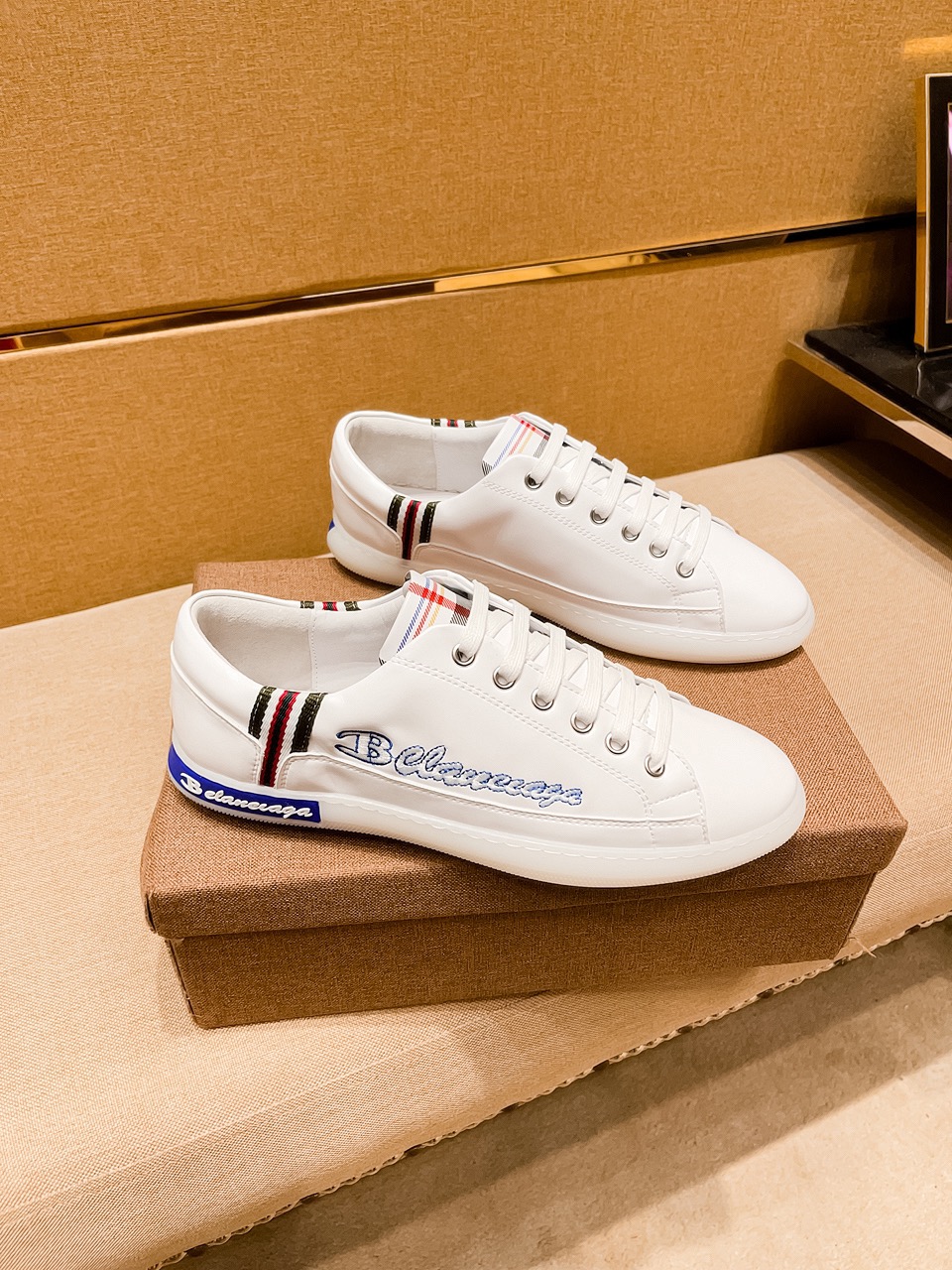 I5    Burberry 巴宝莉 男鞋高端品牌 官网1：1最新力作：鞋面采用意大利进口头层牛皮搭配舒适透气内里➕原版防滑耐磨大底制作 ，让行走更加便捷舒适，惊世之作，与官方的质量相比美的1：1复刻[色]打造时尚个性衬托你的与众不同潮男必备!经典