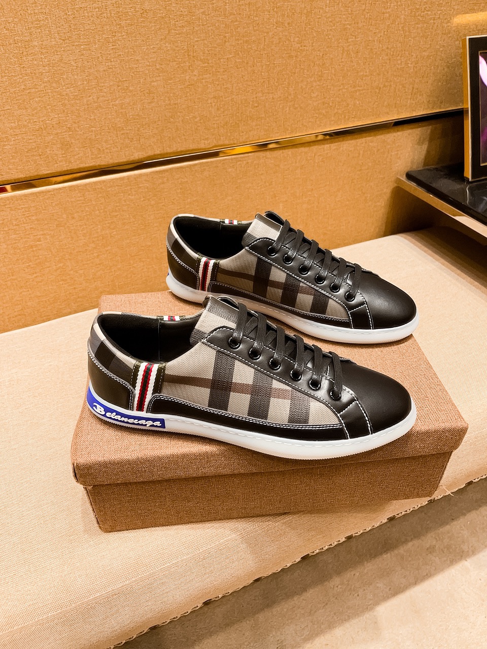 I5    Burberry 巴宝莉 男鞋高端品牌 官网1：1最新力作：鞋面采用意大利进口头层牛皮搭配舒适透气内里➕原版防滑耐磨大底制作 ，让行走更加便捷舒适，惊世之作，与官方的质量相比美的1：1复刻[色]打造时尚个性衬托你的与众不同潮男必备!经典