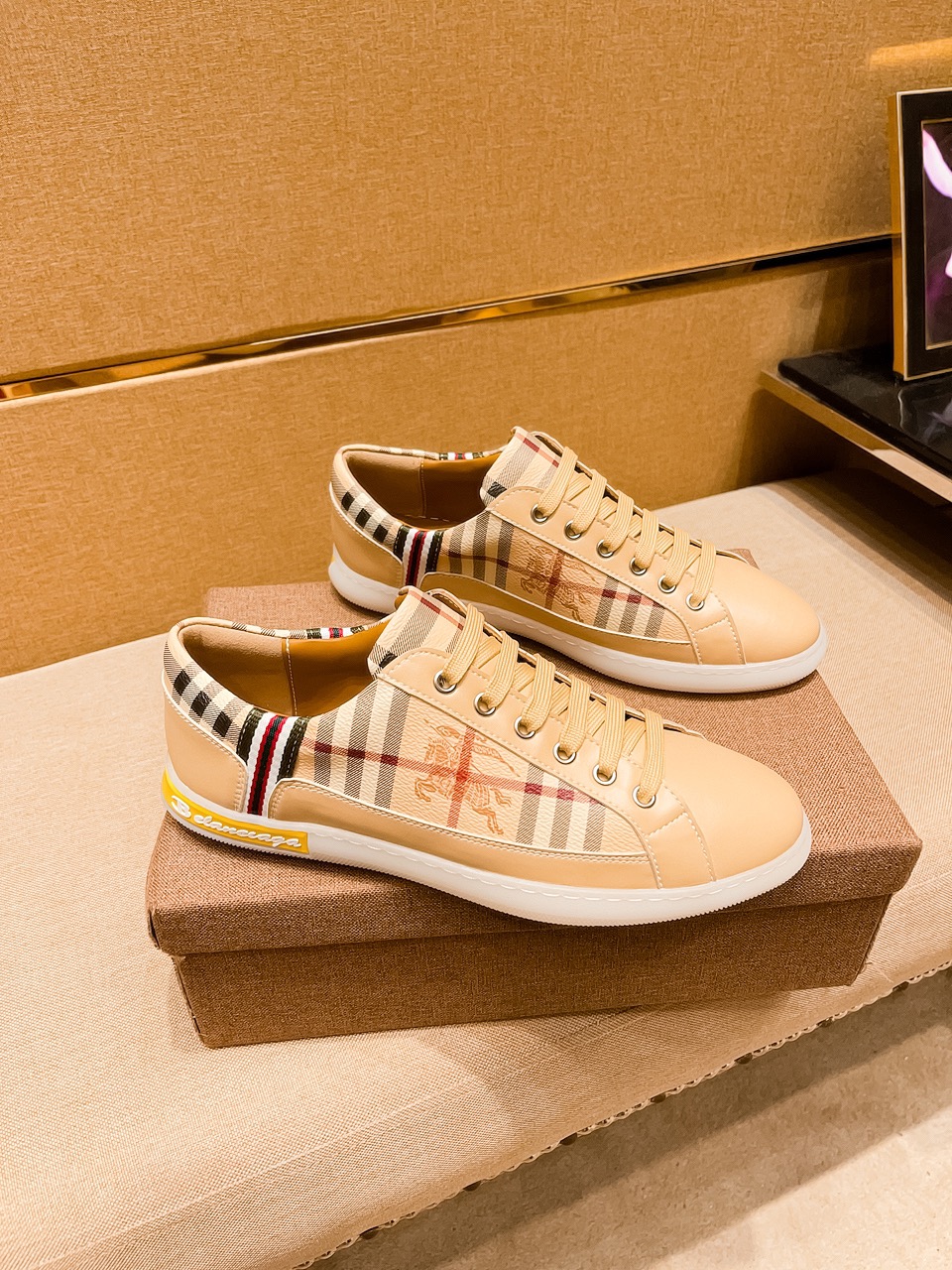 I5    Burberry 巴宝莉 男鞋高端品牌 官网1：1最新力作：鞋面采用意大利进口头层牛皮搭配舒适透气内里➕原版防滑耐磨大底制作 ，让行走更加便捷舒适，惊世之作，与官方的质量相比美的1：1复刻[色]打造时尚个性衬托你的与众不同潮男必备!经典