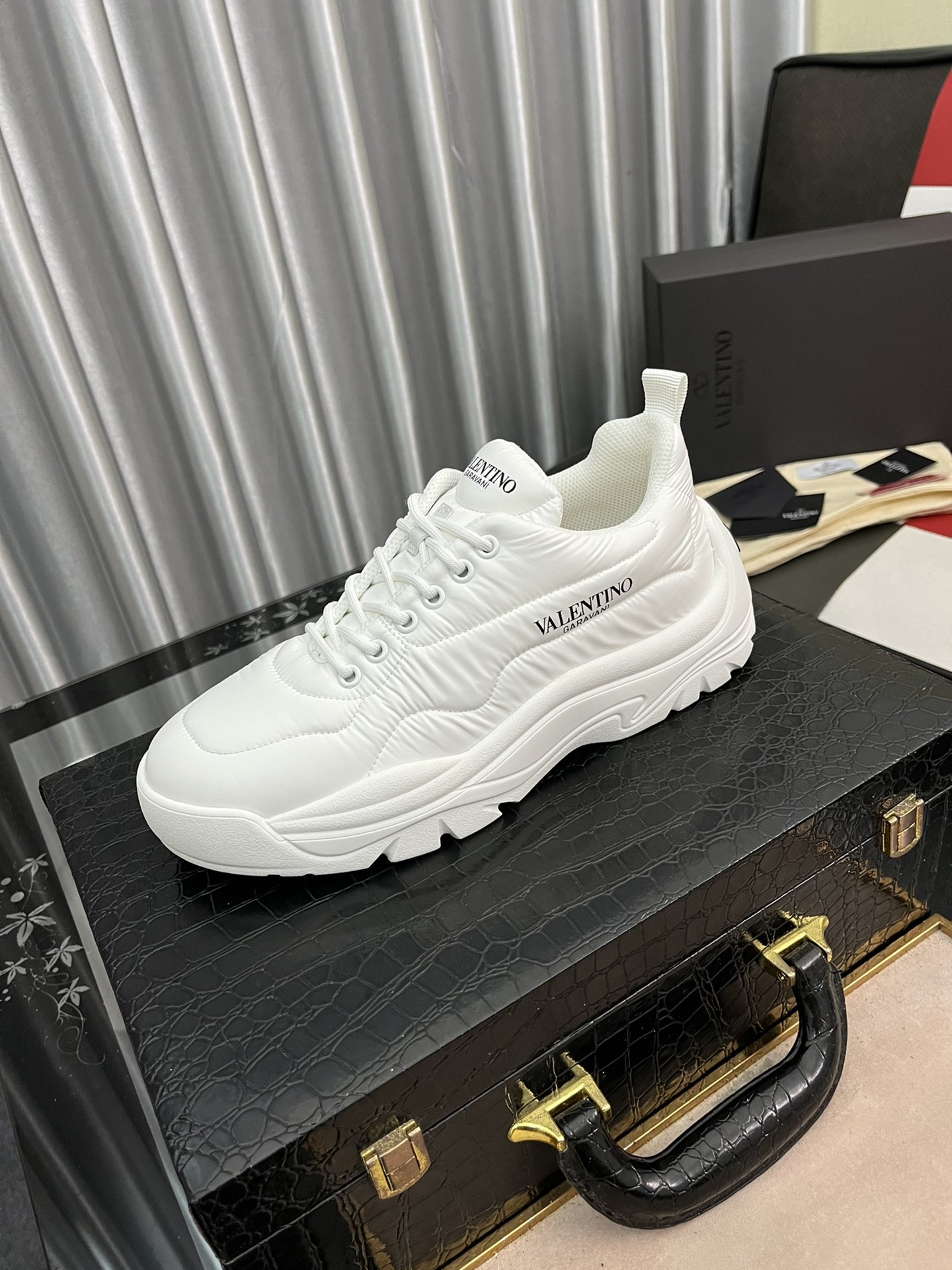 J0  情侣款VALENTINO华伦天奴标准码：女码：35-40男码38-44等级：原单品质材料：原版牛皮 牛皮内里 原版大底款式类别：男女士时尚休闲运动鞋 尊贵奢侈品元素顶级奢华颜色：实物图4⃣️色可选