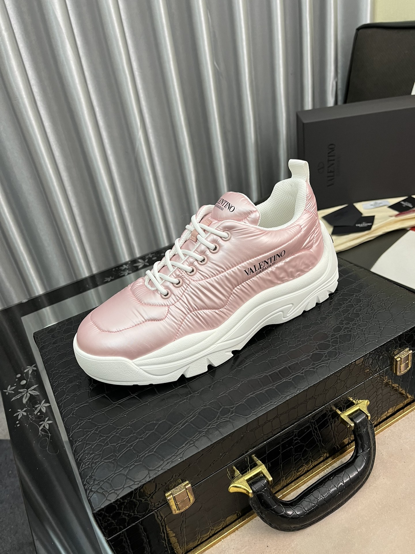 J0  情侣款VALENTINO华伦天奴标准码：女码：35-40男码38-44等级：原单品质材料：原版牛皮 牛皮内里 原版大底款式类别：男女士时尚休闲运动鞋 尊贵奢侈品元素顶级奢华颜色：实物图4⃣️色可选