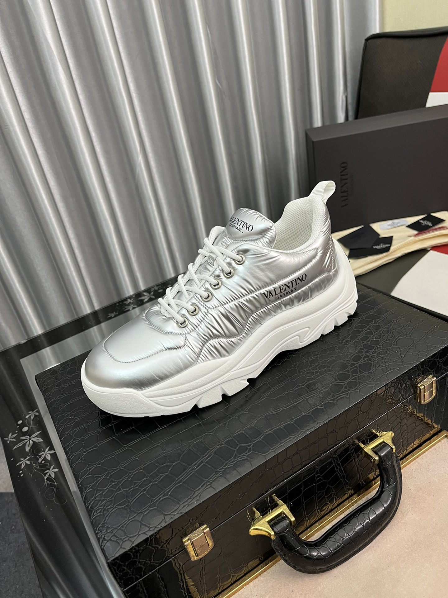 J0  情侣款VALENTINO华伦天奴标准码：女码：35-40男码38-44等级：原单品质材料：原版牛皮 牛皮内里 原版大底款式类别：男女士时尚休闲运动鞋 尊贵奢侈品元素顶级奢华颜色：实物图4⃣️色可选