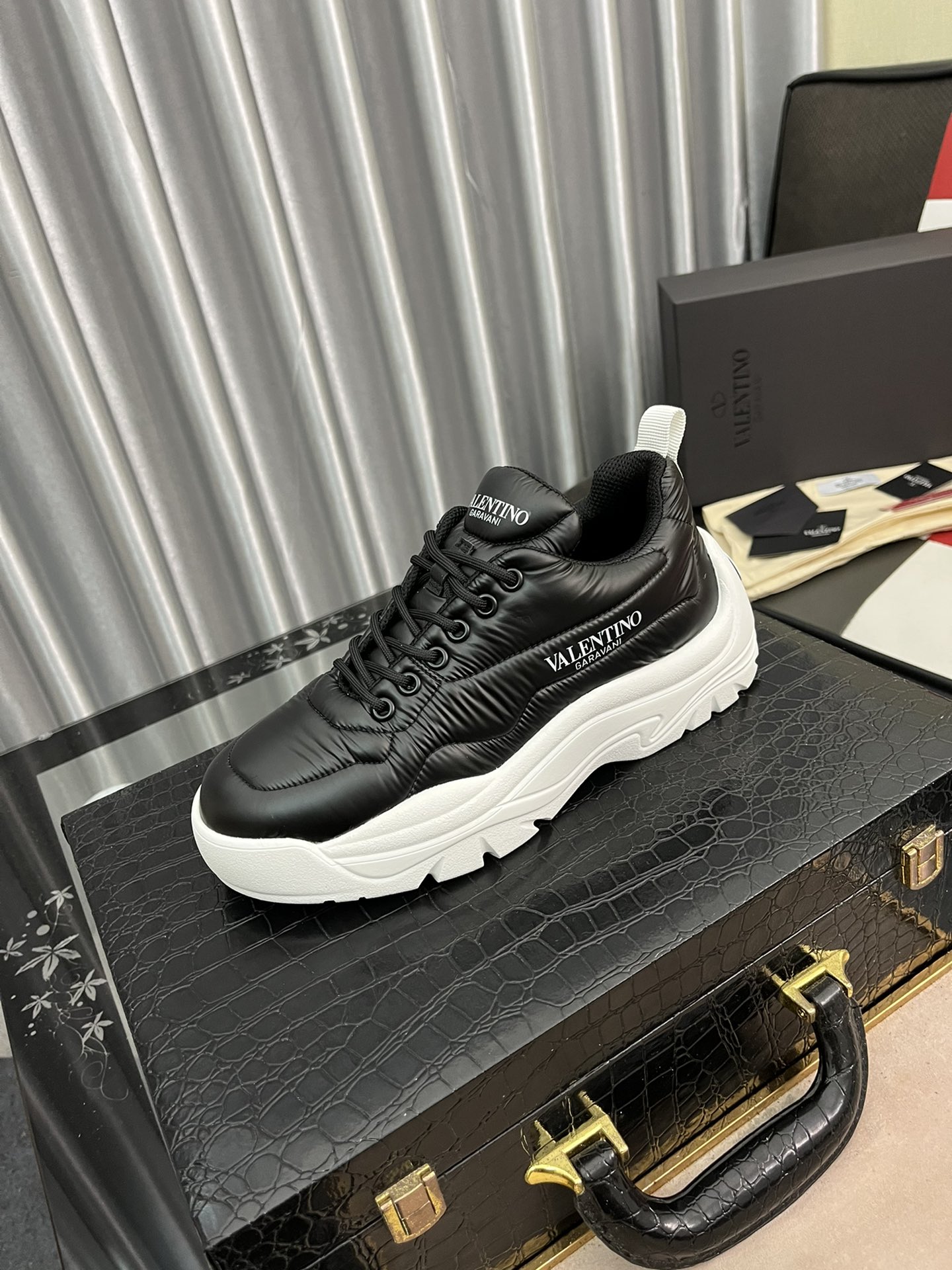 J0  情侣款VALENTINO华伦天奴标准码：女码：35-40男码38-44等级：原单品质材料：原版牛皮 牛皮内里 原版大底款式类别：男女士时尚休闲运动鞋 尊贵奢侈品元素顶级奢华颜色：实物图4⃣️色可选