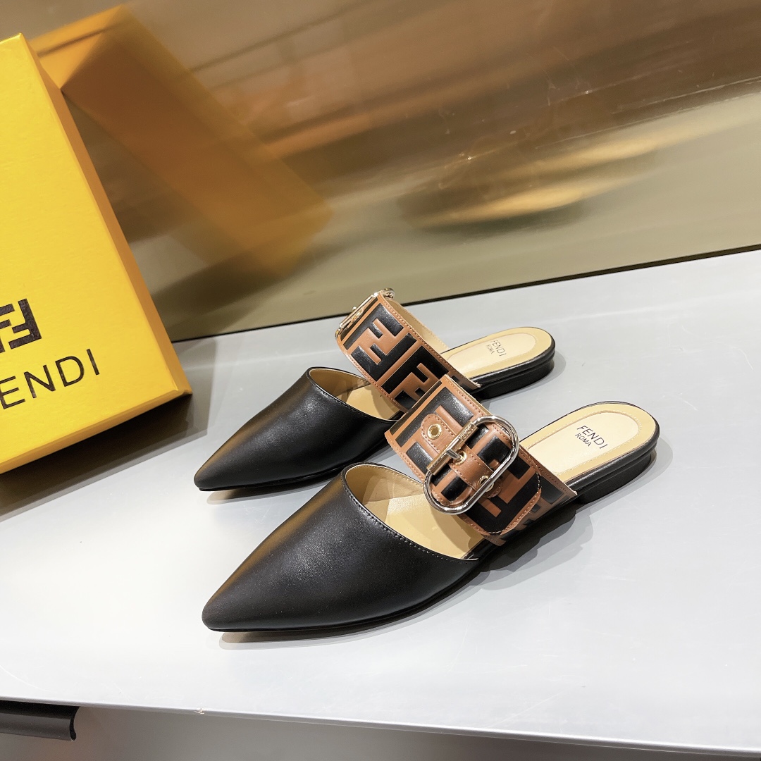 NO:409668,| Fendi Fendi 11 original production, thickened insoles are comfortable and breathable on the feet. High-end and atmospheric. New counter style - pointed toe wide ankle strap mules, pointed toe flat slippers, top cowhide material, special FF pattern on the strap, and decorated with super large buckle, fashionable, casual and versatile, super recommended. Keep your own style!   ———————————— ⊿size. ｜Women's 35-41 (41 custom made without return or replacement) ⊿Sole ｜Factory rubber sole 210 Factory genuine leather sole ⊿Upper ｜Top cowhide ⊿Inner ｜Imported soft sheepskin ⊿Color system ｜Picture color, sandals, fendi, sandals, slippers, cowhide, sheepskin19860909| 芬迪  芬/迪11原版 制作 加厚鞋垫上脚舒适透气.高端大气 专柜新款- 尖头宽裹踝带穆勒鞋 尖头裹带平底拖鞋  顶级牛皮材质 带子特制FF 图案,并饰有超大搭扣时尚休闲百搭超级推荐 自留款哦！  ————————————  ⊿size. ｜女款35-41（41定做不退不换）  ⊿鞋底 ｜ 厂批橡胶底210 厂批真皮底   ⊿鞋面 ｜顶级牛皮  ⊿内里 ｜进口柔软羊皮  ⊿色系 ｜图片色,凉鞋,fendi,sandals,slippers,cowhide,sheepskin,Women's Shoes