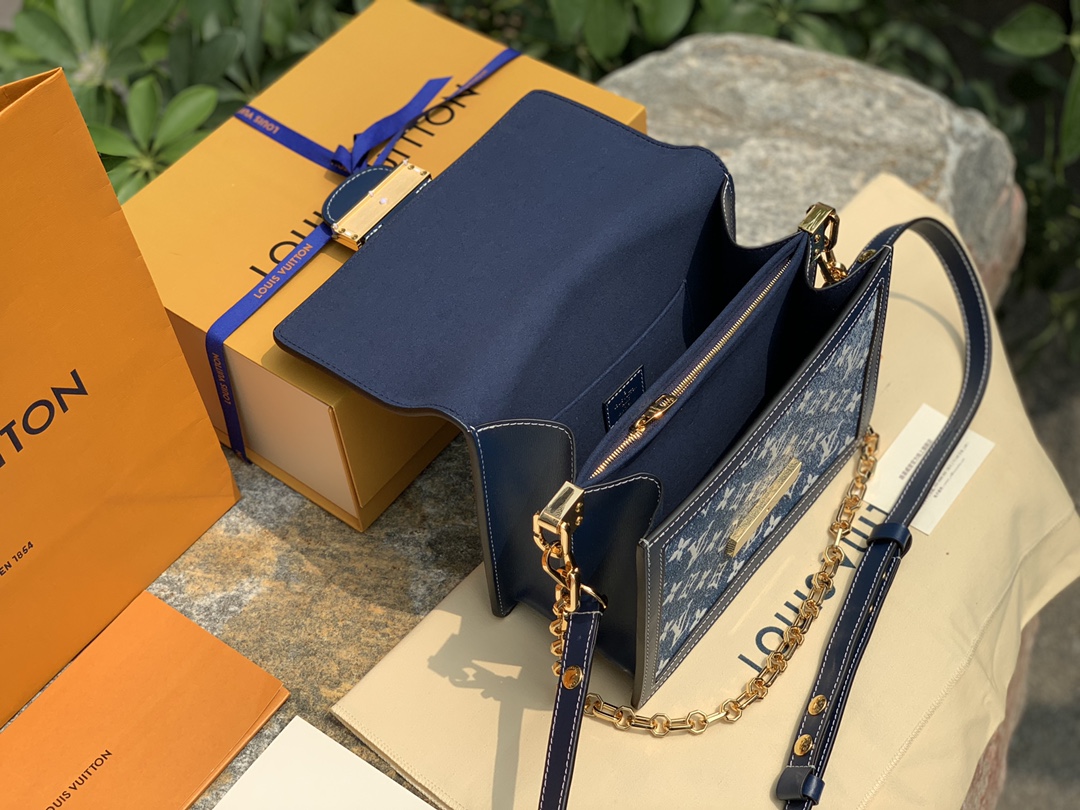 🌼 m59631中号尺寸25 x 17 x 10.5 cm丹宁系列最近火到不行！看来牛仔热要重出江湖了，