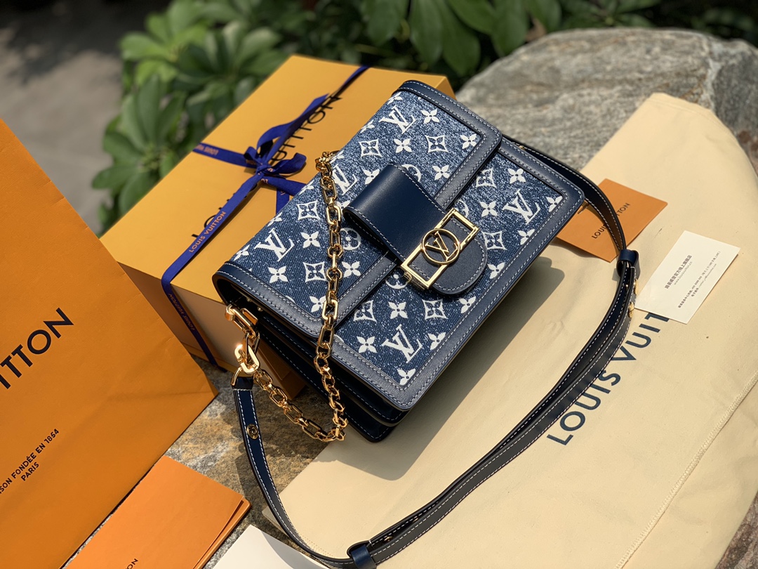 🌼 m59631中号尺寸25 x 17 x 10.5 cm丹宁系列最近火到不行！看来牛仔热要重出江湖了，