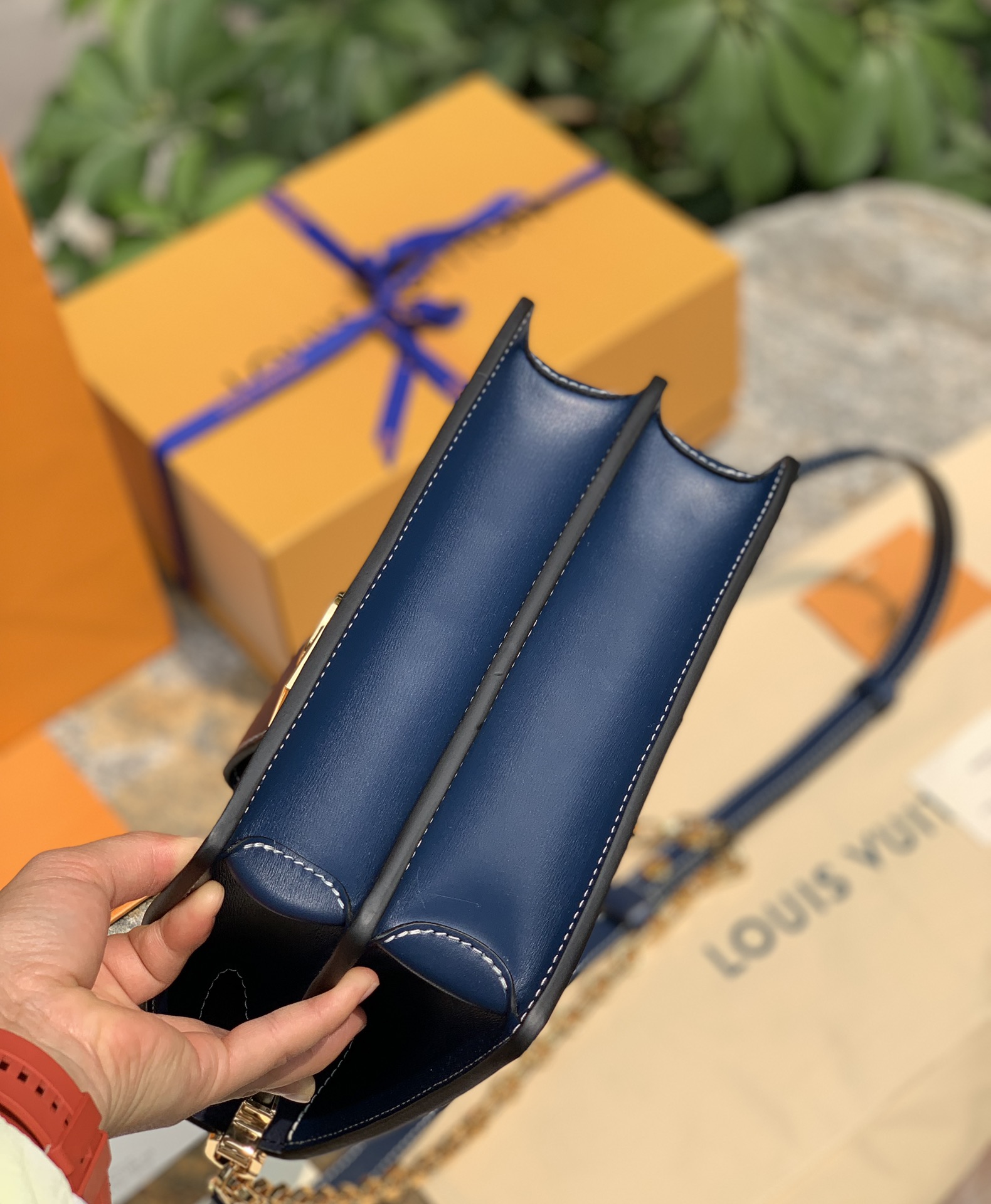 🌼 m59631中号尺寸25 x 17 x 10.5 cm丹宁系列最近火到不行！看来牛仔热要重出江湖了，