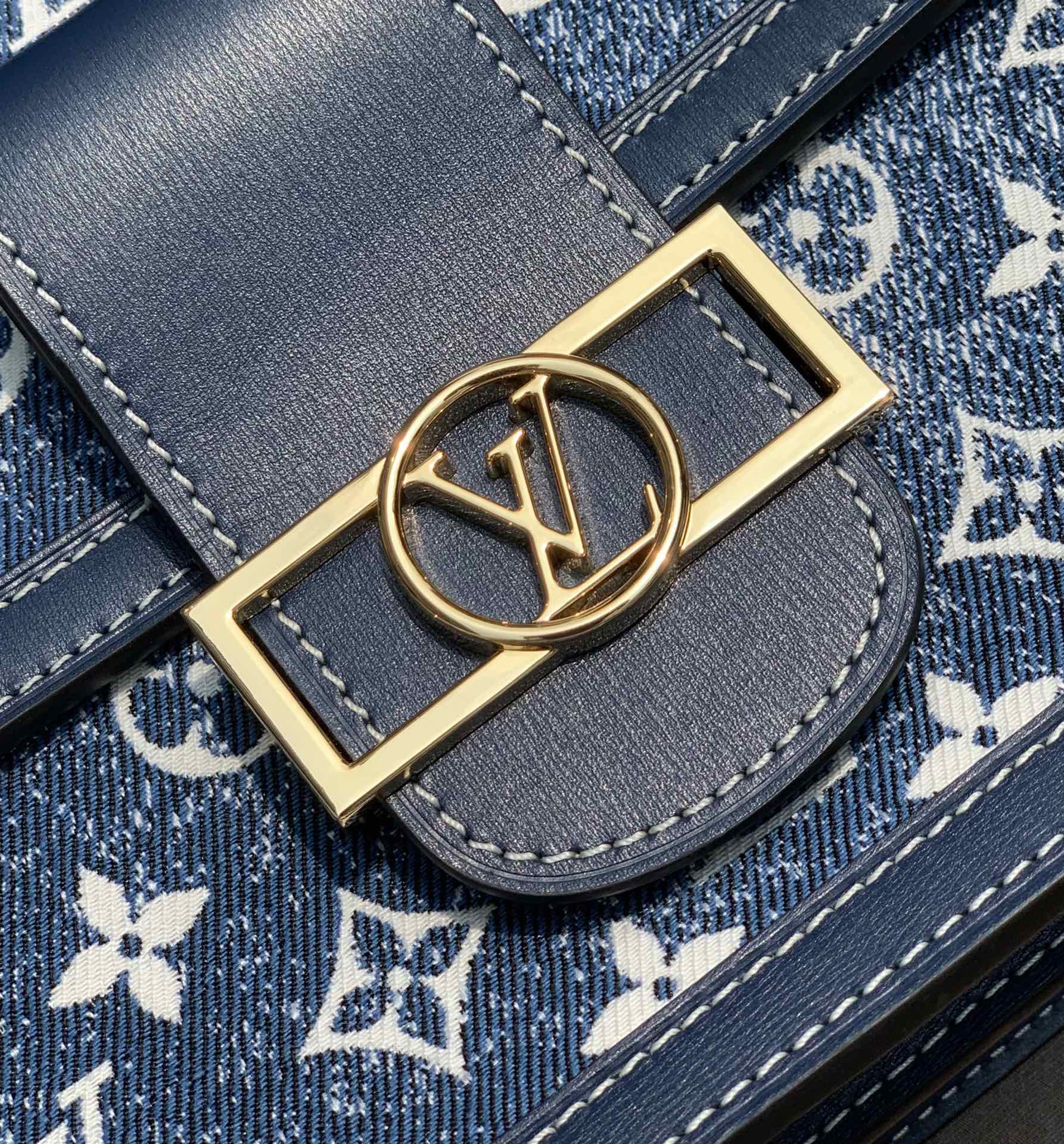 🌼 m59631中号尺寸25 x 17 x 10.5 cm丹宁系列最近火到不行！看来牛仔热要重出江湖了，