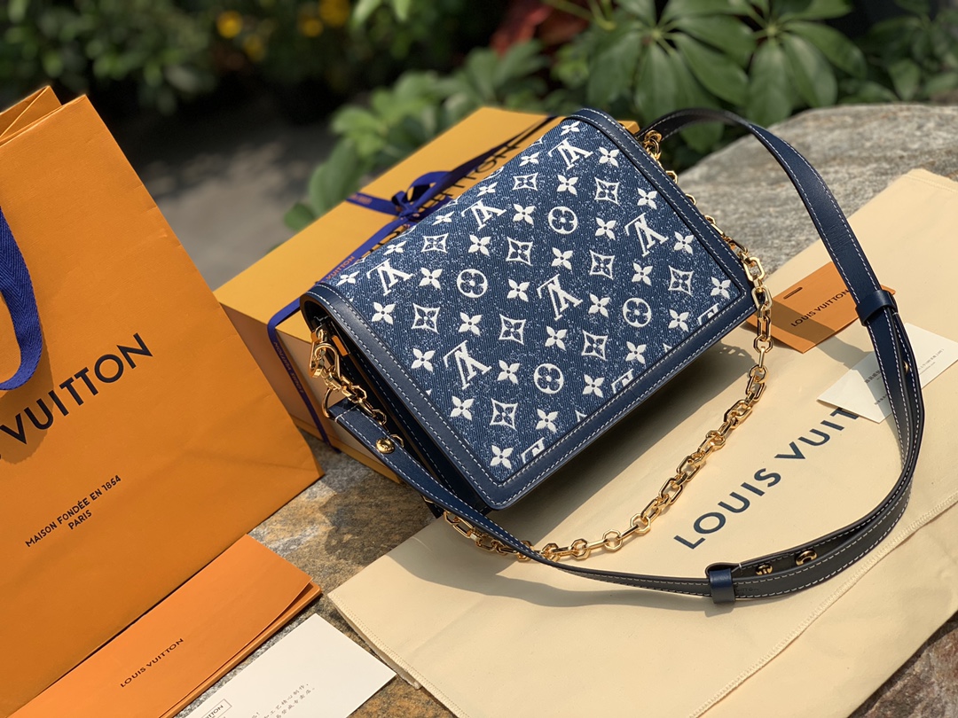 🌼 m59631中号尺寸25 x 17 x 10.5 cm丹宁系列最近火到不行！看来牛仔热要重出江湖了，