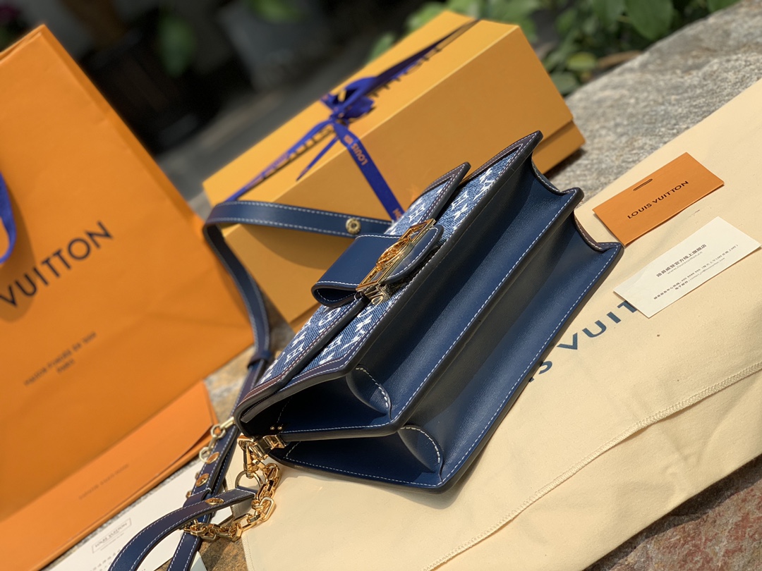 🌼 m59631中号尺寸25 x 17 x 10.5 cm丹宁系列最近火到不行！看来牛仔热要重出江湖了，