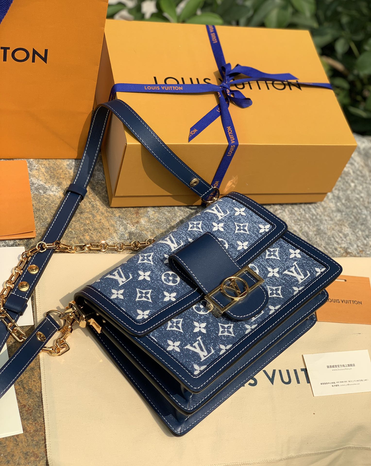 🌼 m59631中号尺寸25 x 17 x 10.5 cm丹宁系列最近火到不行！看来牛仔热要重出江湖了，