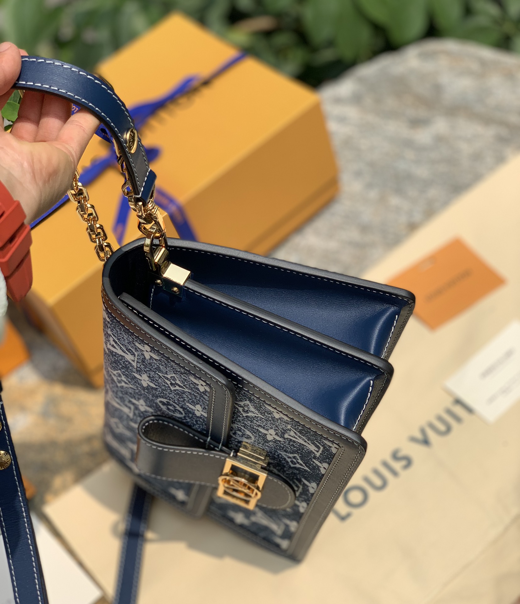 🌼 m59631中号尺寸25 x 17 x 10.5 cm丹宁系列最近火到不行！看来牛仔热要重出江湖了，