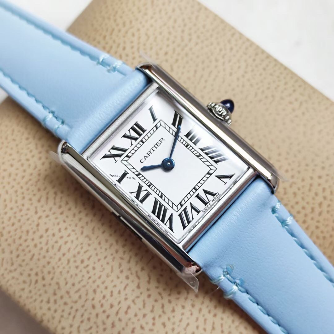 Cartier 卡地亚Tant Must 凭借简约而精准的线条 被视为卡地亚优雅风格的典范之作 在保持 设计的基础上革新表款设计