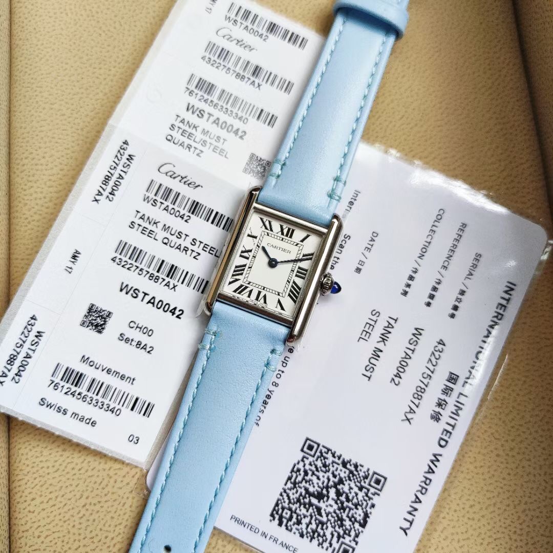Cartier 卡地亚Tant Must 凭借简约而精准的线条 被视为卡地亚优雅风格的典范之作 在保持 设计的基础上革新表款设计