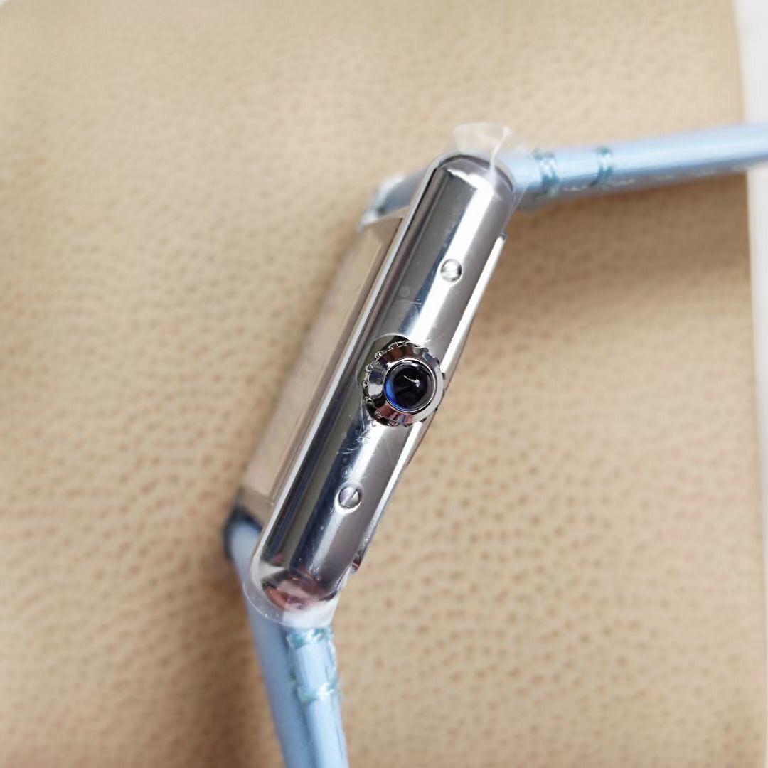 Cartier 卡地亚Tant Must 凭借简约而精准的线条 被视为卡地亚优雅风格的典范之作 在保持 设计的基础上革新表款设计