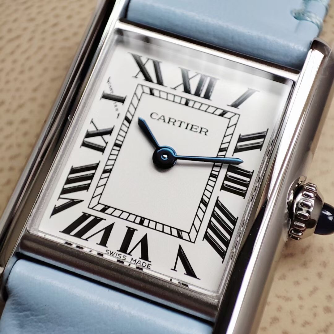 Cartier 卡地亚Tant Must 凭借简约而精准的线条 被视为卡地亚优雅风格的典范之作 在保持 设计的基础上革新表款设计