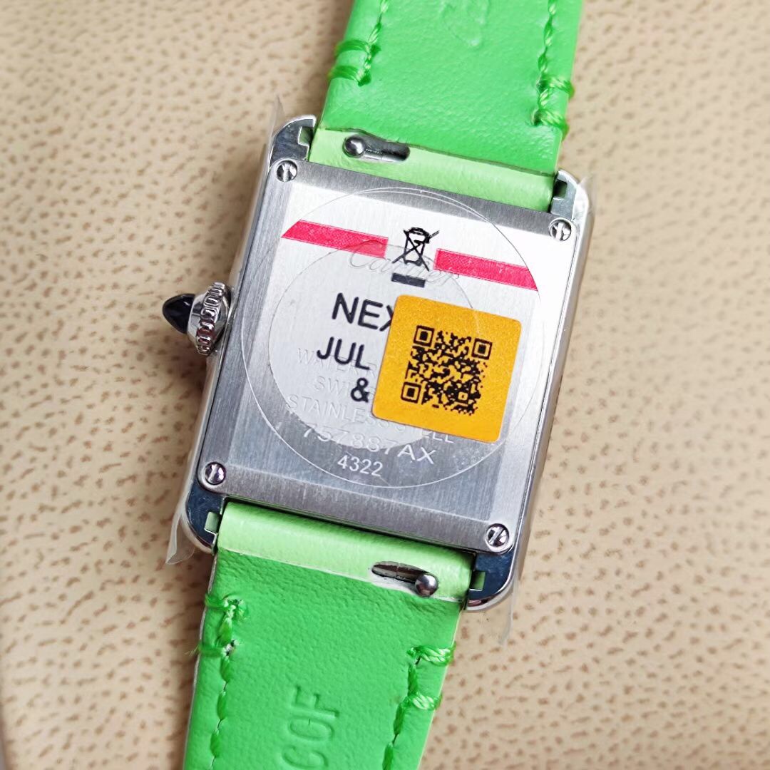 Cartier 卡地亚Tant Must 凭借简约而精准的线条 被视为卡地亚优雅风格的典范之作 在保持 设计的基础上革新表款设计