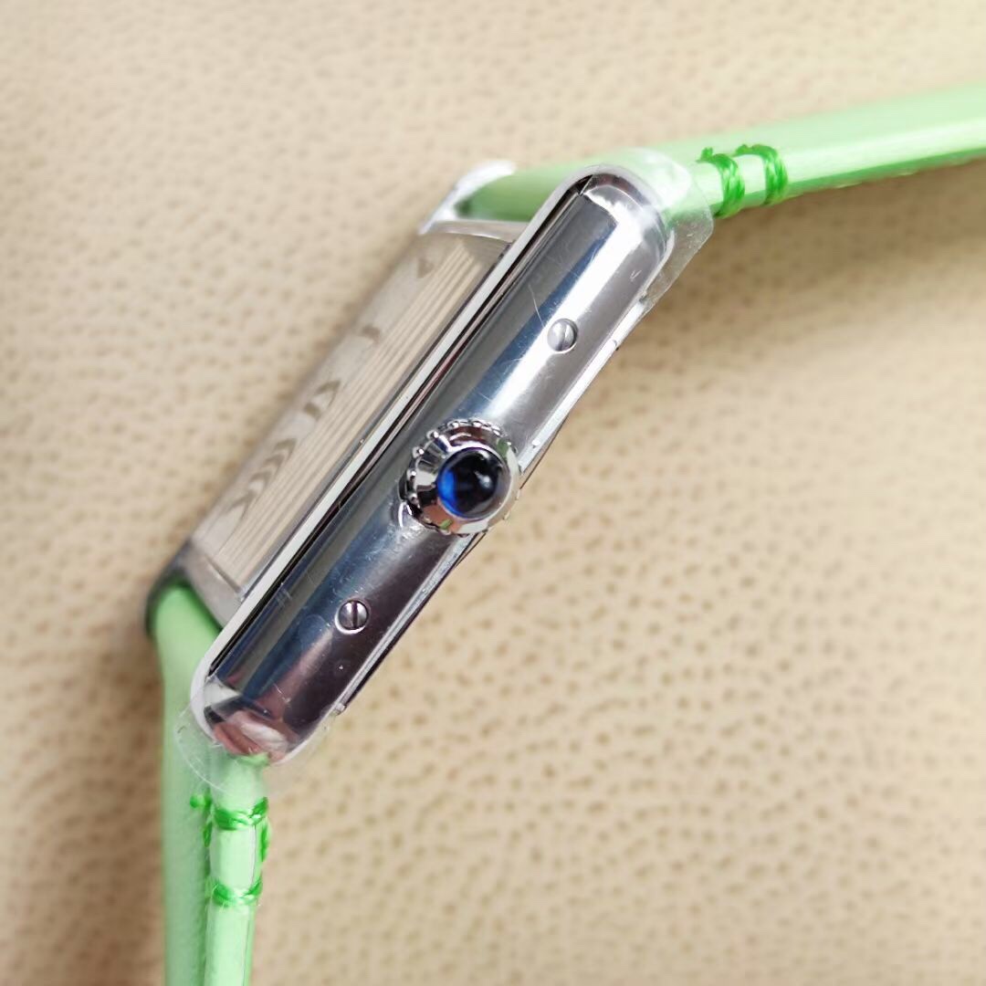Cartier 卡地亚Tant Must 凭借简约而精准的线条 被视为卡地亚优雅风格的典范之作 在保持 设计的基础上革新表款设计