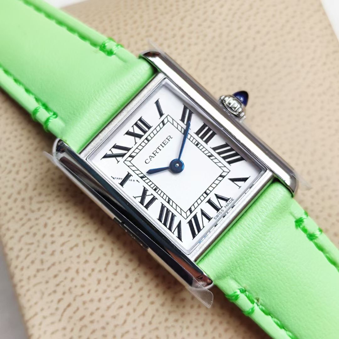 Cartier 卡地亚Tant Must 凭借简约而精准的线条 被视为卡地亚优雅风格的典范之作 在保持 设计的基础上革新表款设计