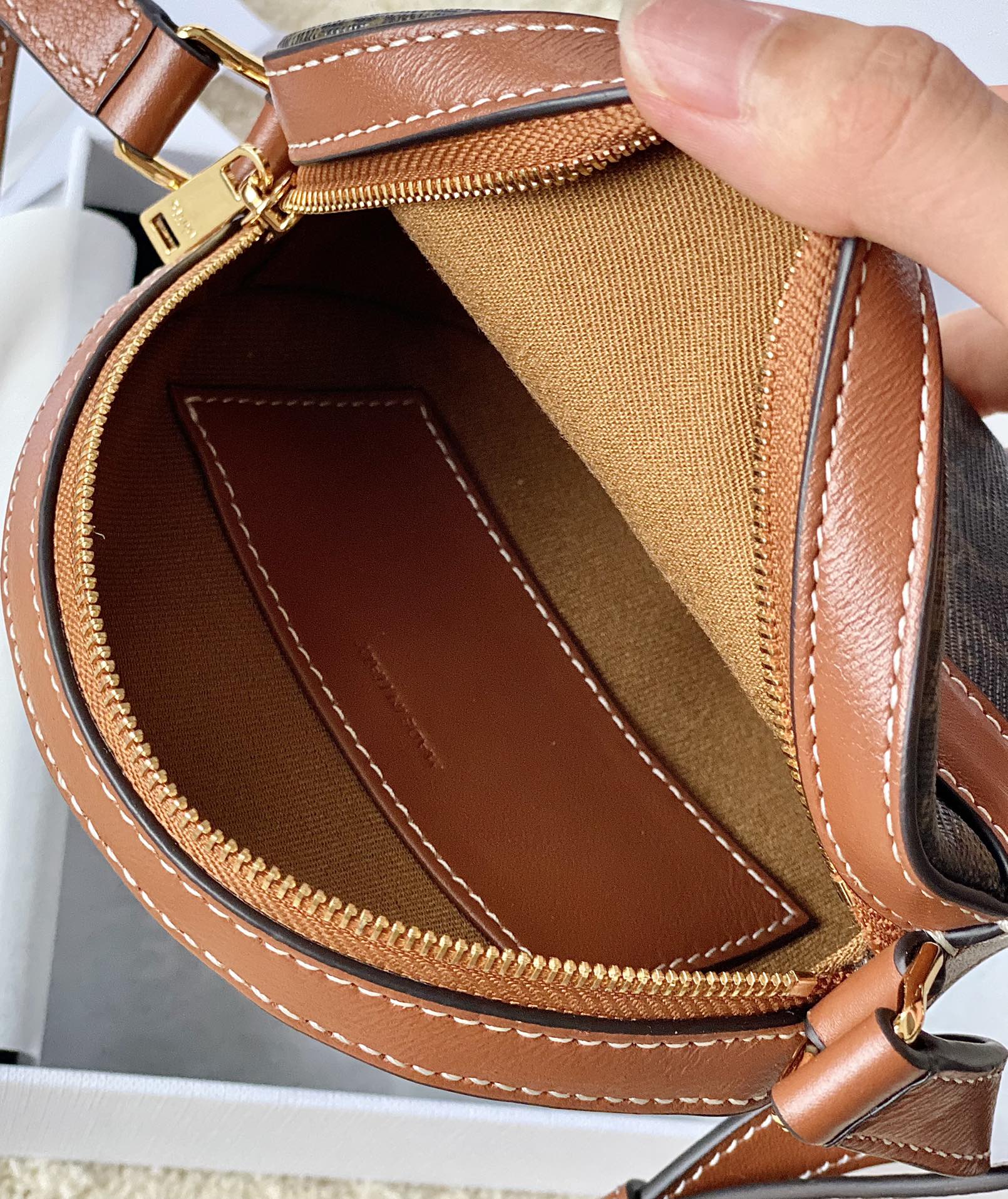 CELINE赛琳凯旋门老花圆饼包10342