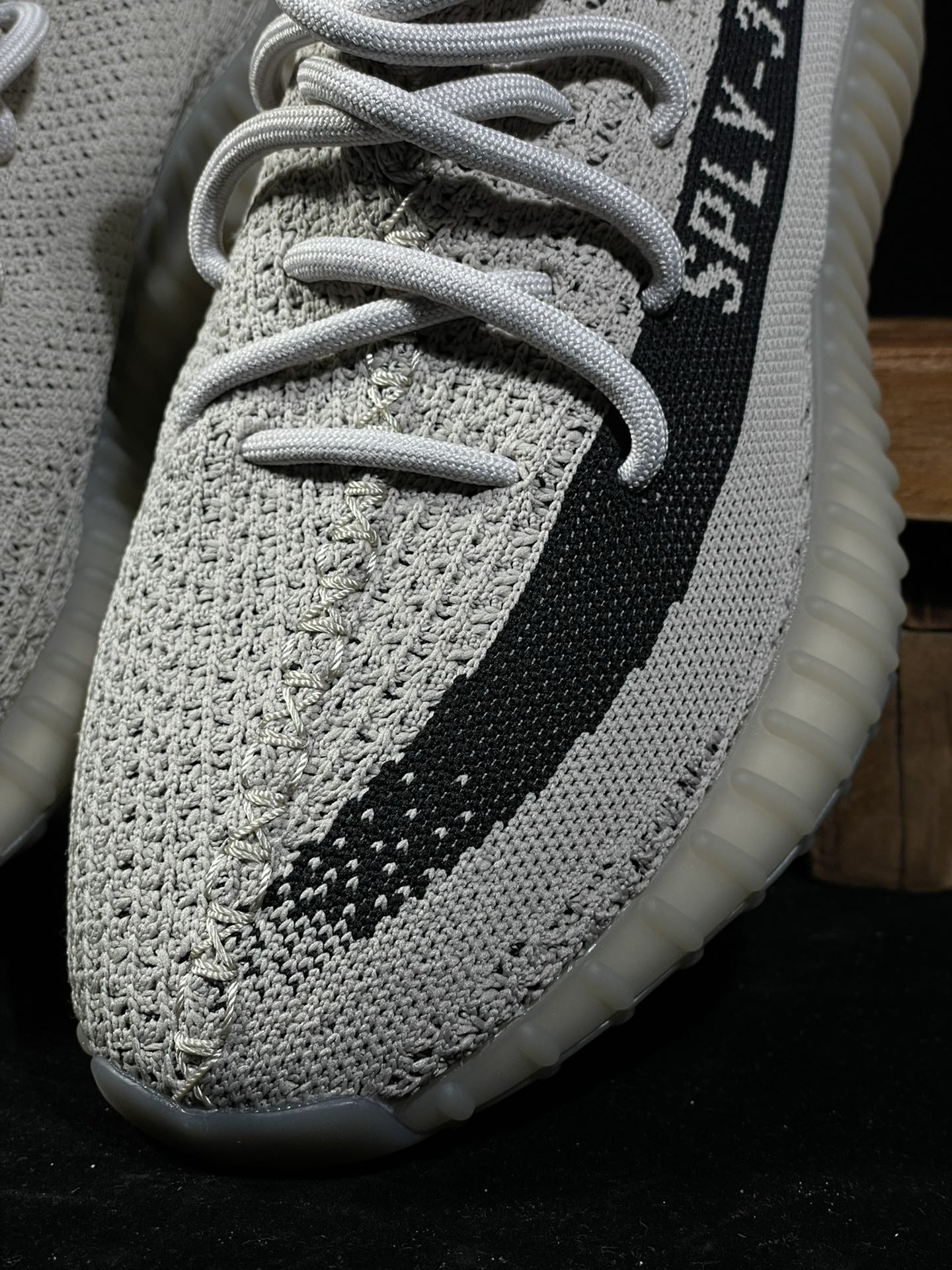 Yeezy 350v2米黑油漆条！最强性价比版本懂货的看鞋型一眼便知 不用赘述货号：hp-7990 尺码