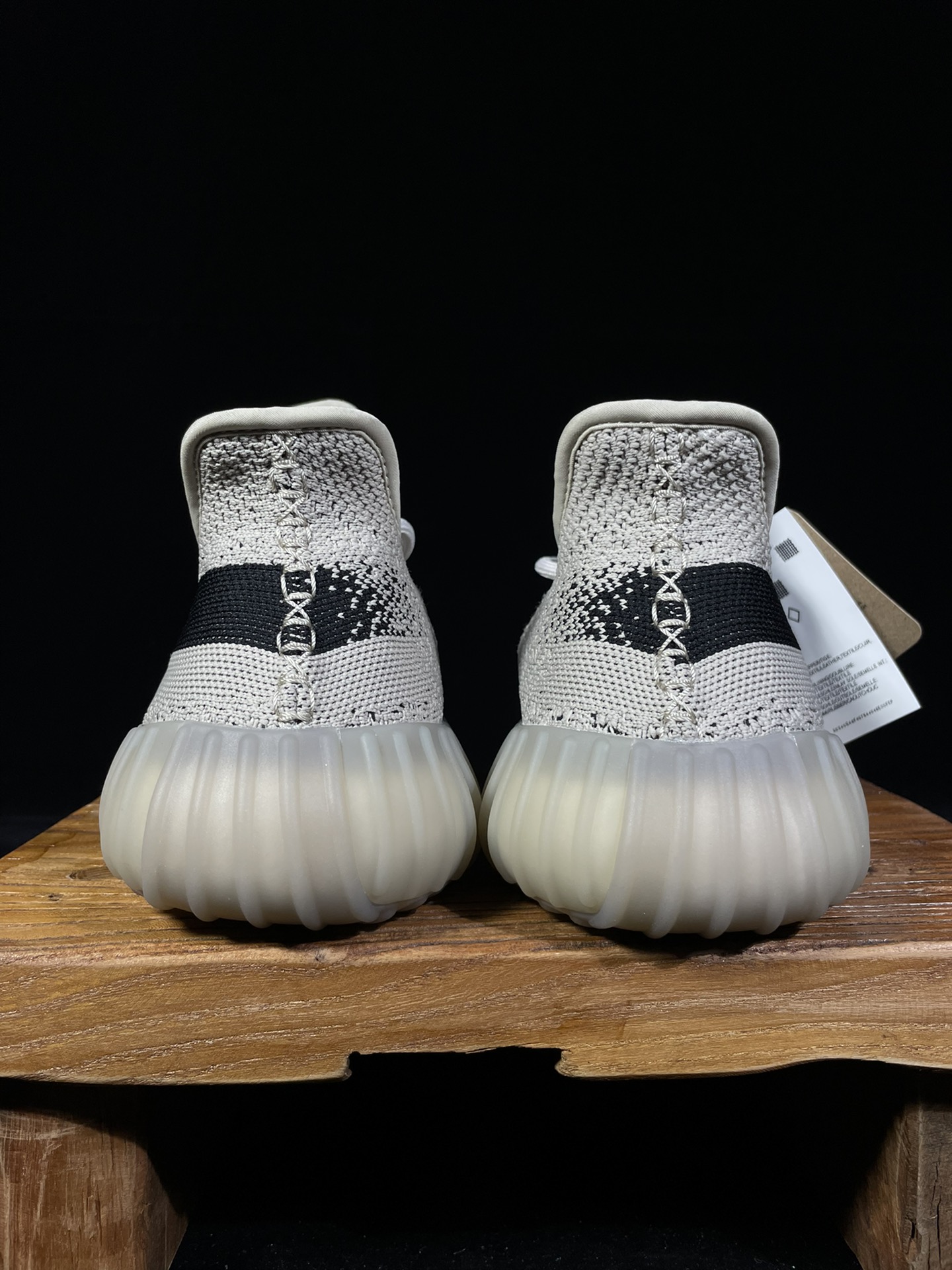 Yeezy 350v2米黑油漆条！最强性价比版本懂货的看鞋型一眼便知 不用赘述货号：hp-7990 尺码