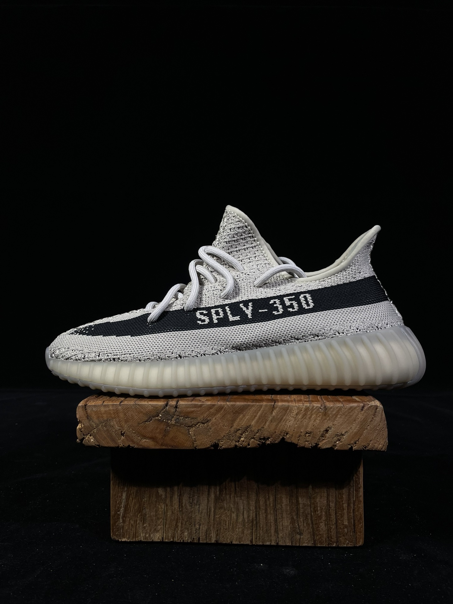 Yeezy 350v2米黑油漆条！最强性价比版本懂货的看鞋型一眼便知 不用赘述货号：hp-7990 尺码